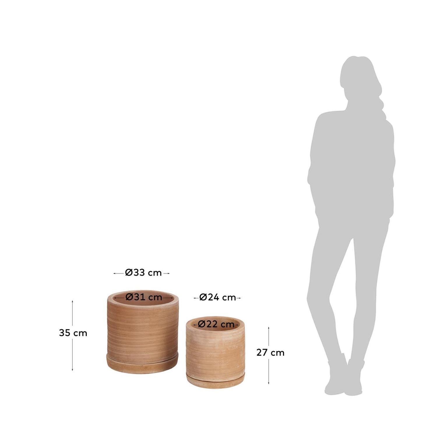 Stilvolles Karlina Terrakotta-Set: 2 Töpfe mit Tellern von Kave Home.