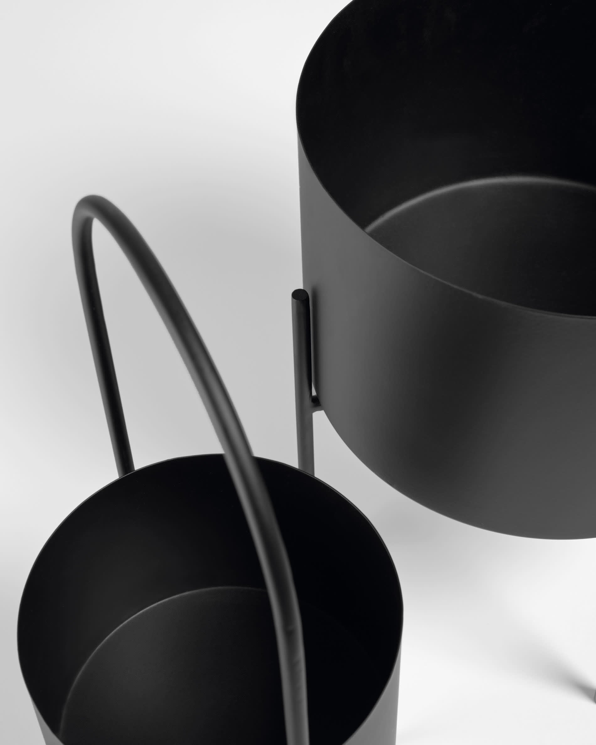 Stilvolles 2er-Set Mash-Pflanzgefäße mit schwarzem Metallgriff, ideal für Pflanzen, Größen Ø 25 cm und Ø 16,5 cm, von Kave Home.