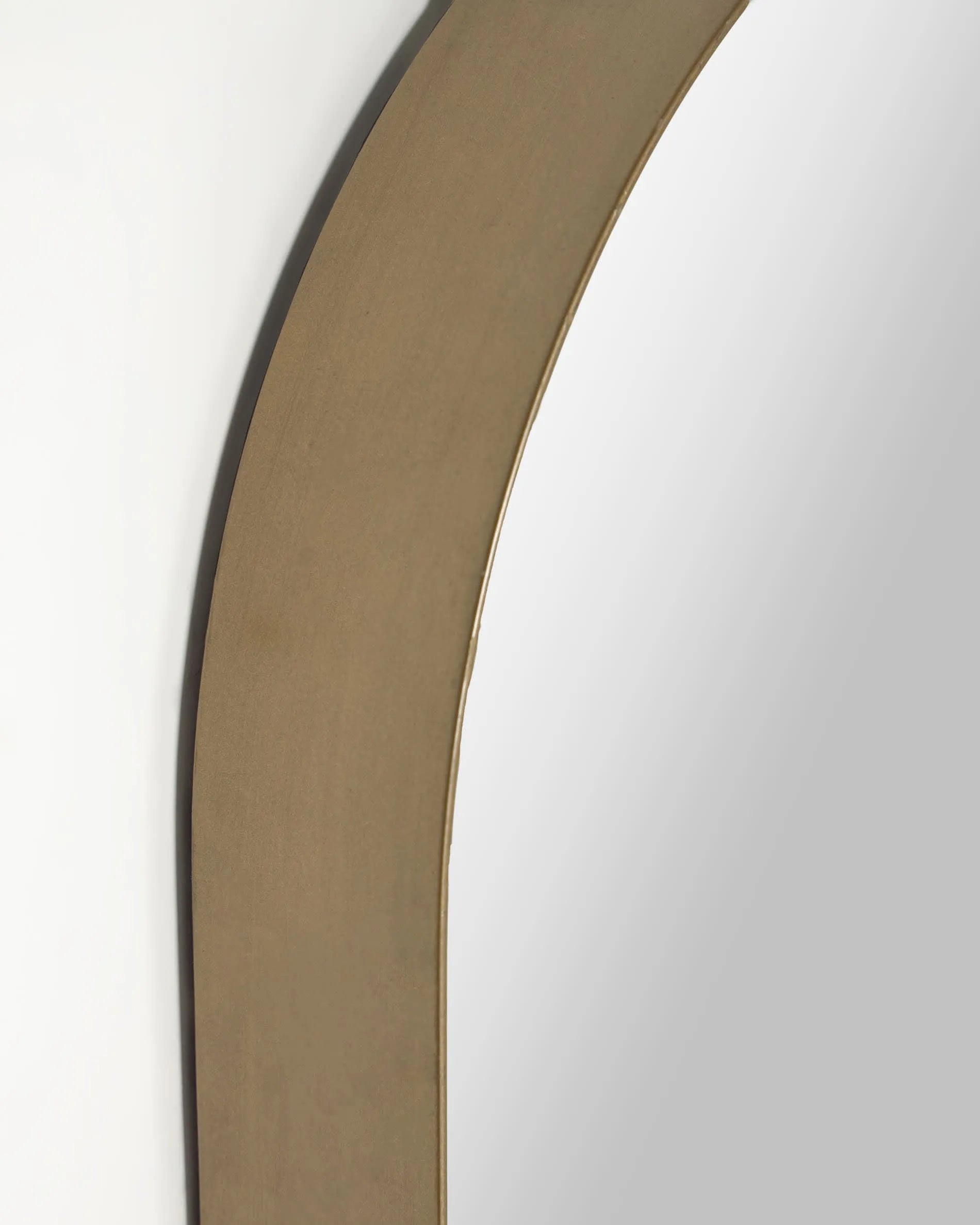 Eleganter Wandspiegel in Gold, 31x101 cm, mit edlem Metallrahmen und klarem Glas für stilvolle Raumakzente.
