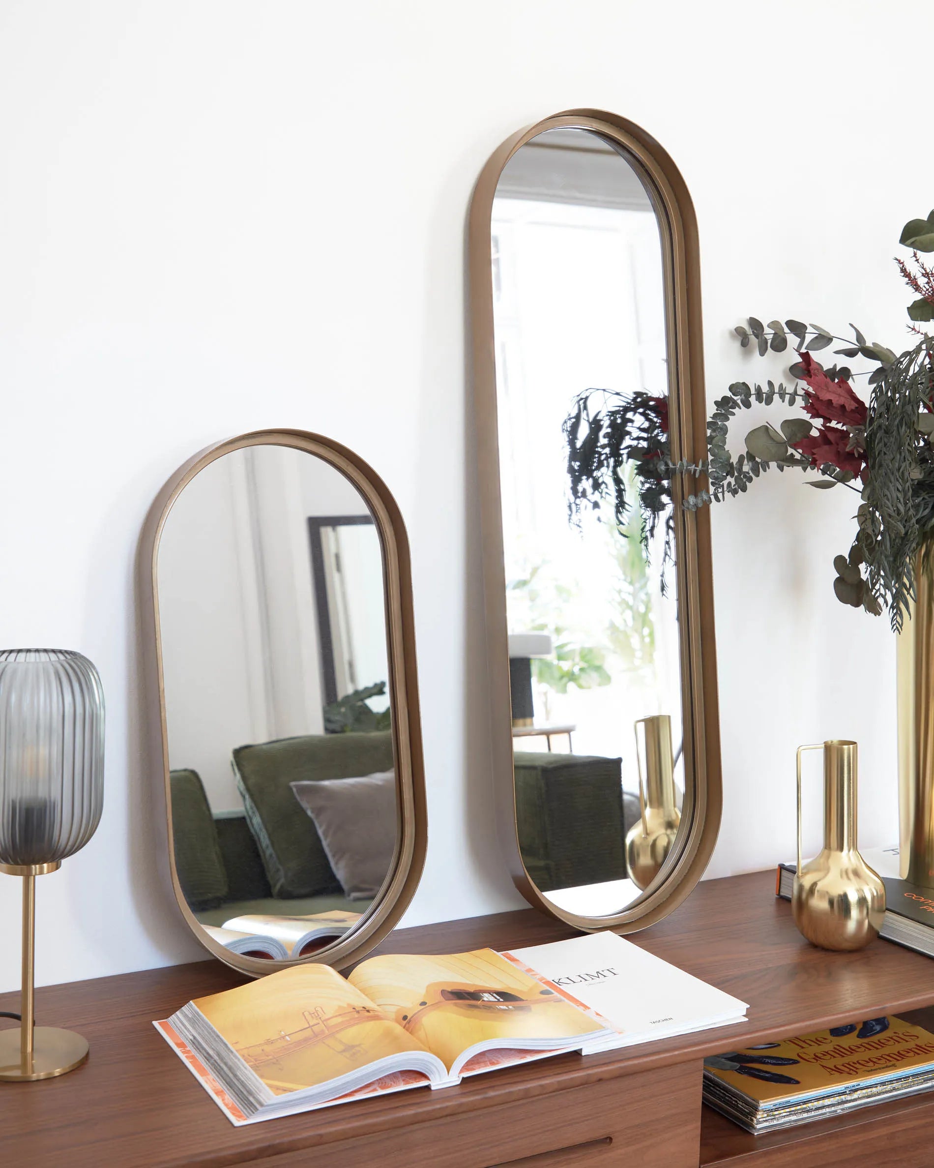 Eleganter Wandspiegel in Gold, 31x101 cm, mit edlem Metallrahmen und klarem Glas für stilvolle Raumakzente.