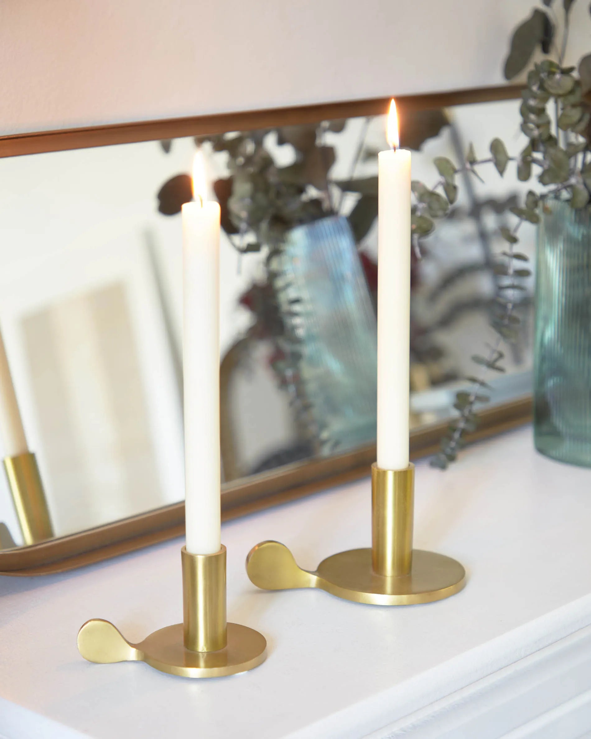 Eleganter Wandspiegel in Gold, 31x101 cm, mit edlem Metallrahmen und klarem Glas für stilvolle Raumakzente.