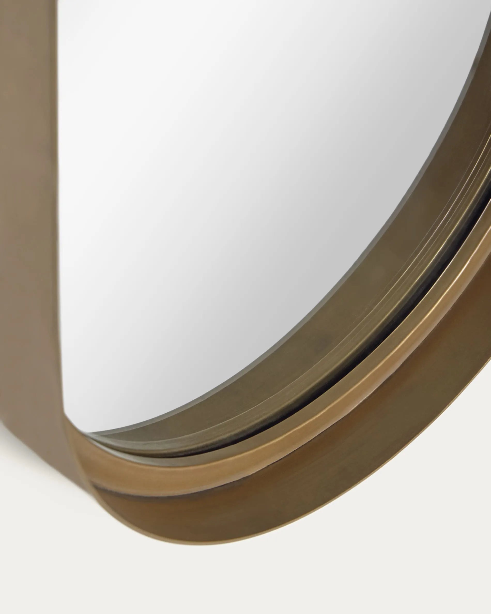 Eleganter Wandspiegel mit goldfarbenem Metallrahmen, 31x61,5 cm, ideal für stilvolle Raumakzente.