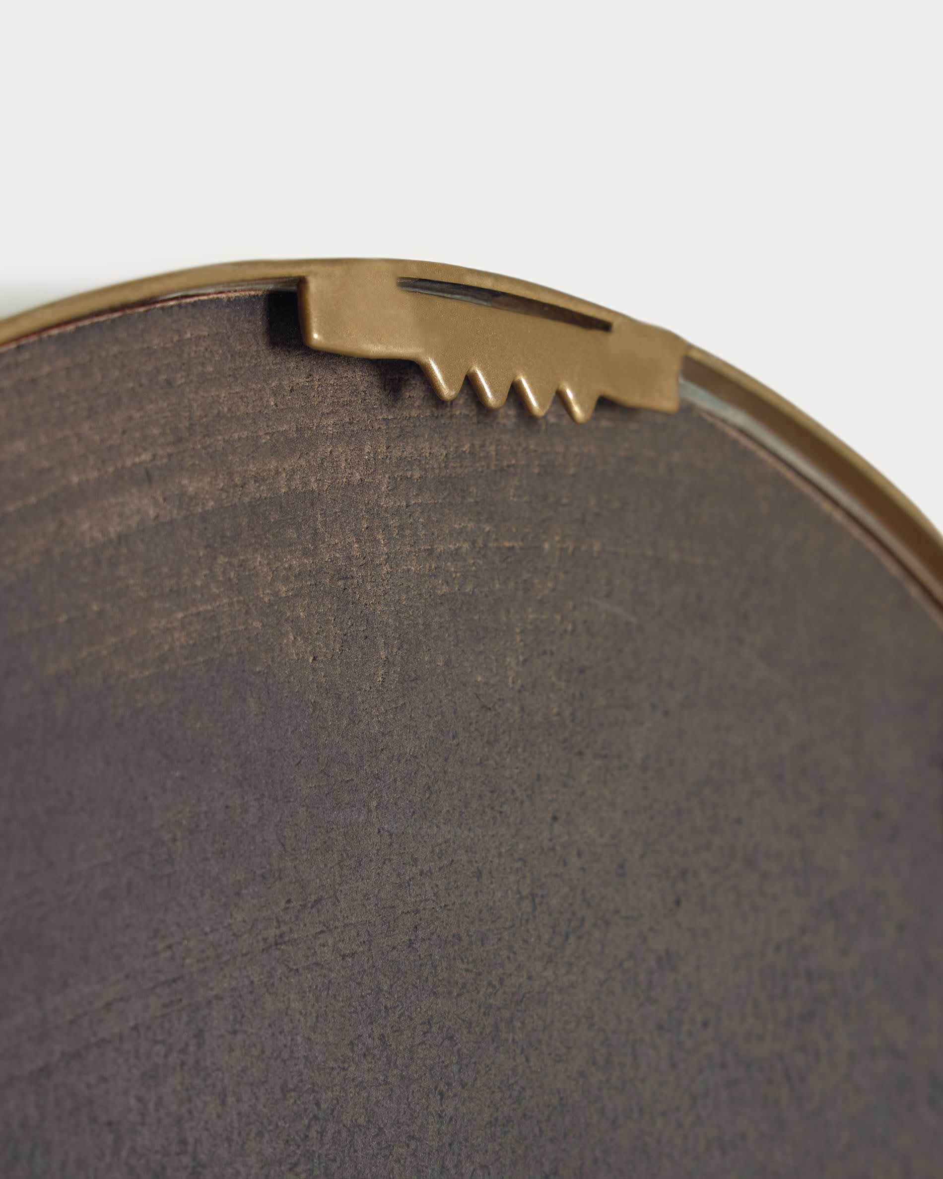 Stilvoller Tiare Wandspiegel aus goldfarbenem Metall, 31 x 61,5 cm, von Kave Home – perfekt für moderne und elegante Raumgestaltung.