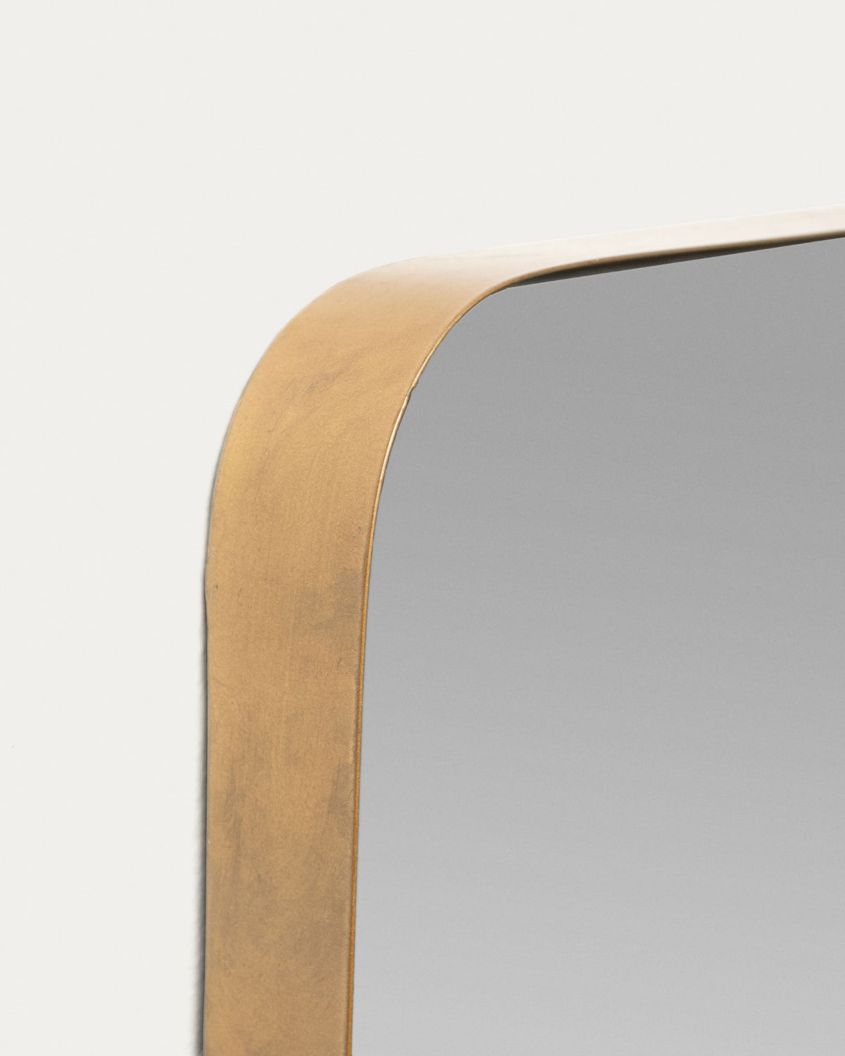 Marco Gold Metallwandspiegel 55 x 150,5 cm in Gold präsentiert im Onlineshop von KAQTU Design AG. Wandspiegel ist von Kave Home