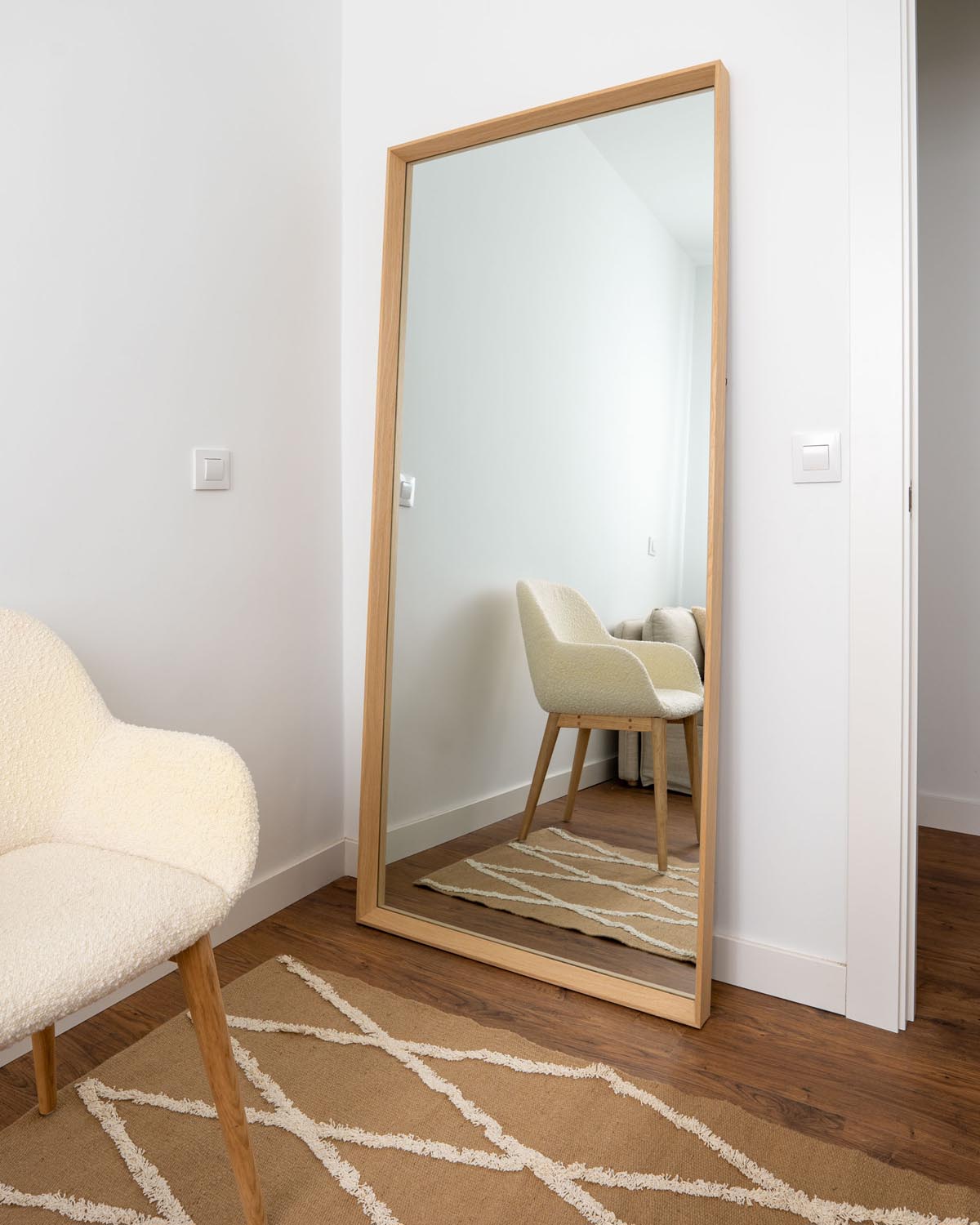 Eleganter Kave Home Spiegel 80x180 cm mit natürlichem Holzrahmen.