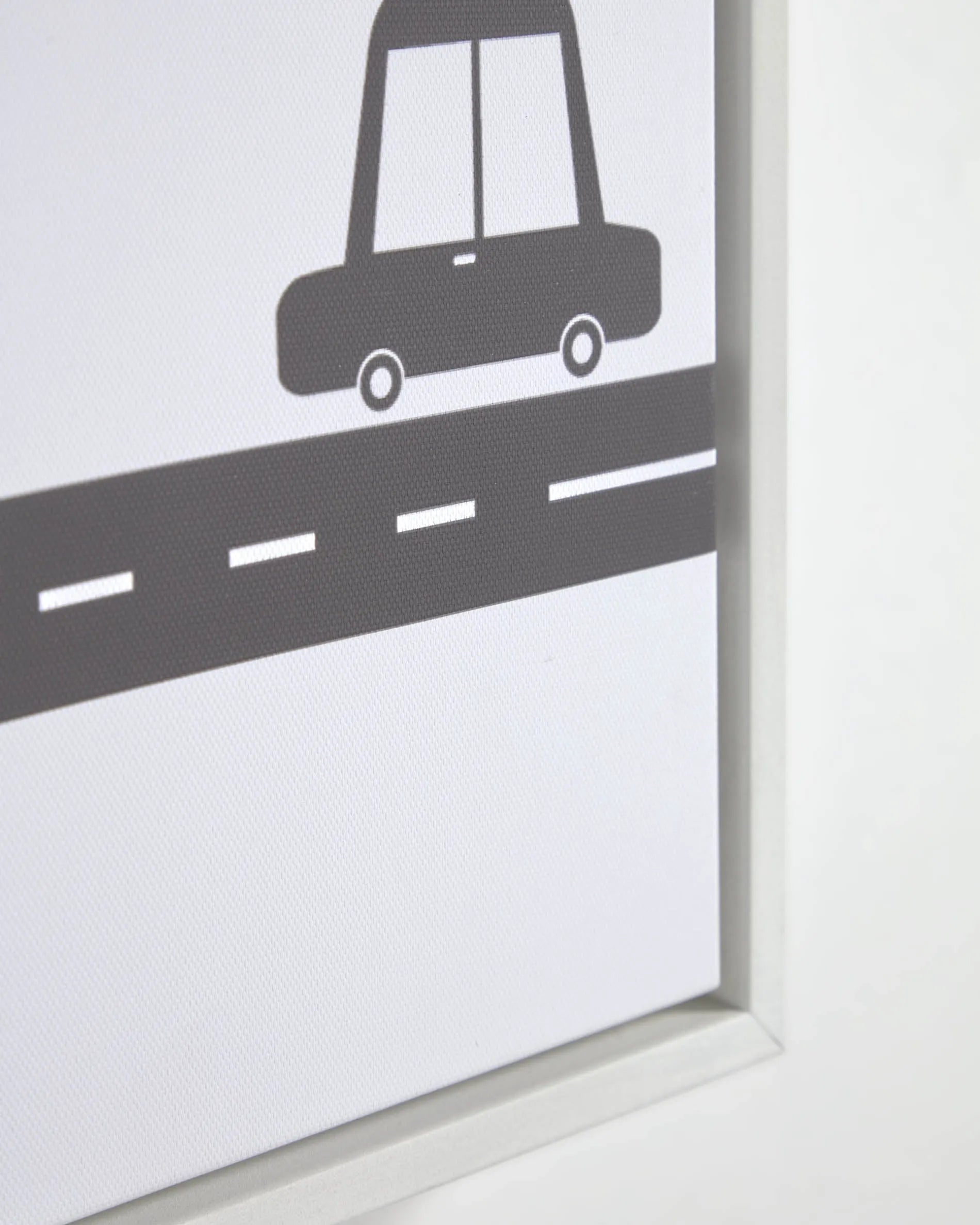 Set aus 3 weißen Holzbildern mit schwarzen Auto-Motiven, perfekt für moderne Einrichtungen oder als Deko im Kinderzimmer.