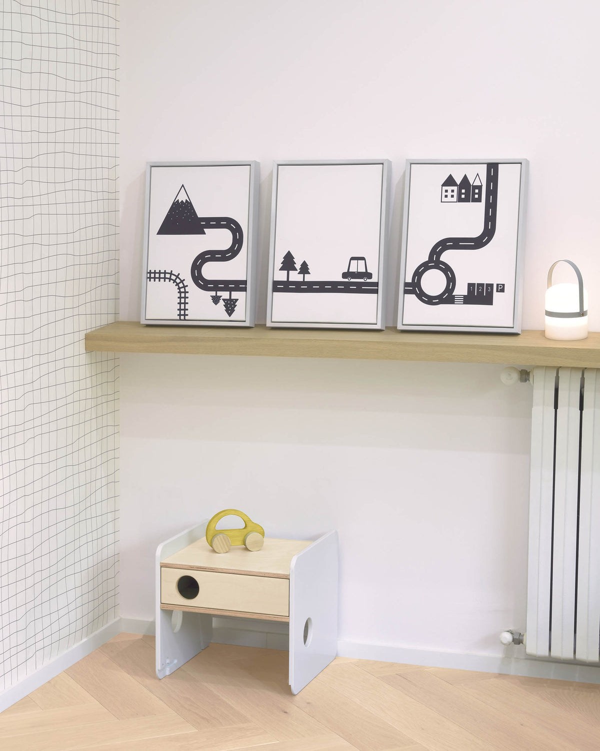 Nisi Set aus 3 Bildern aus Holz weiss mit Autos schwarz in Weiss präsentiert im Onlineshop von KAQTU Design AG. Bild ist von Kave Home