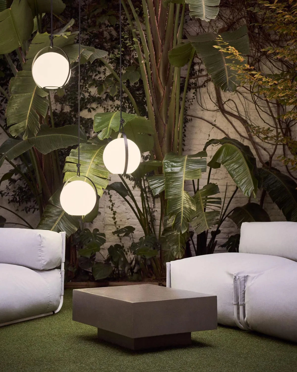 Moderne Dinesh Tischlampe mit edlem, schwarzem Stahlgriff von Kave Home.