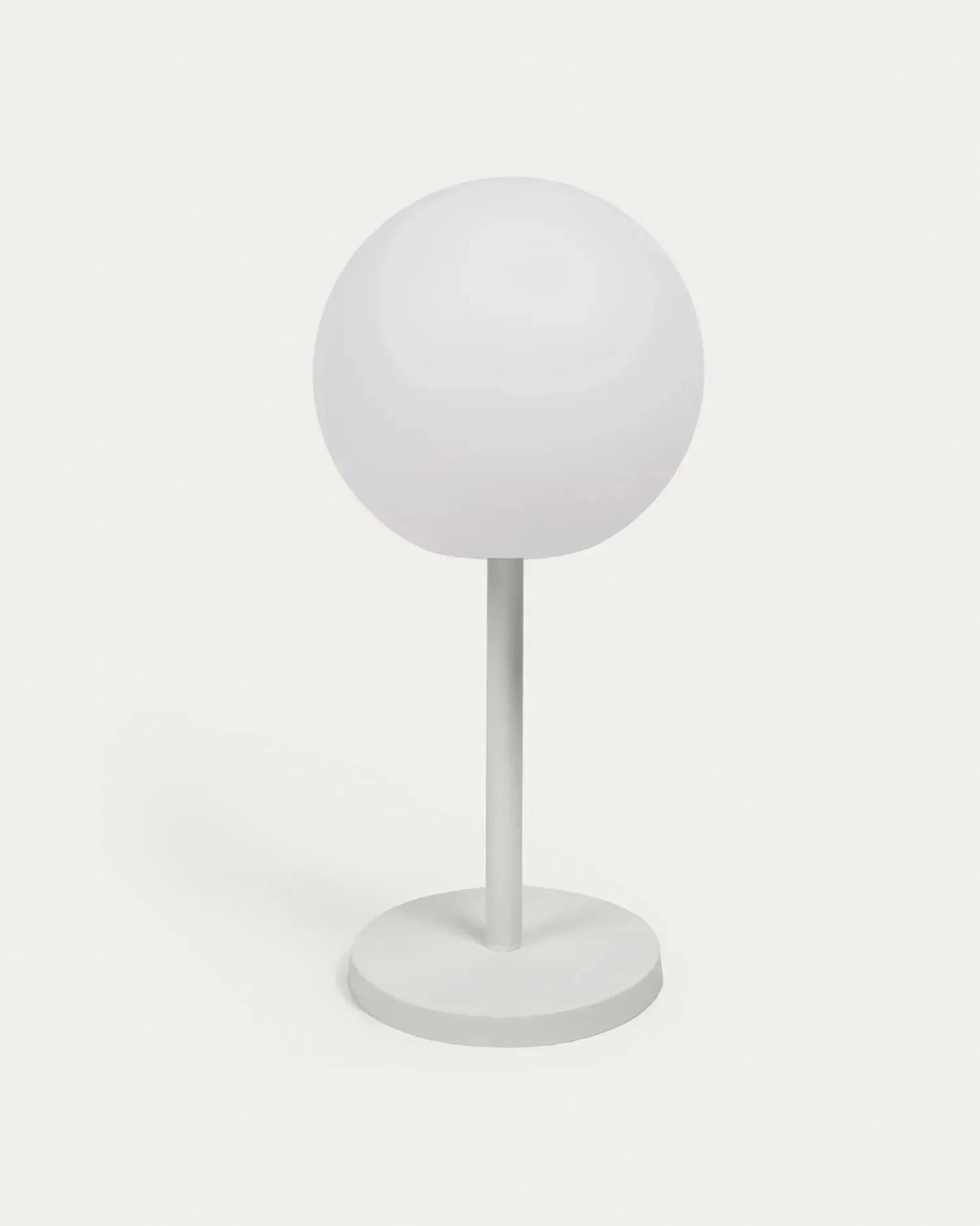 Stilvolle, tragbare Outdoor Tischlampe Dinesh aus weißem Stahl, robust und wetterbeständig, ideal für Garten und Terrasse.