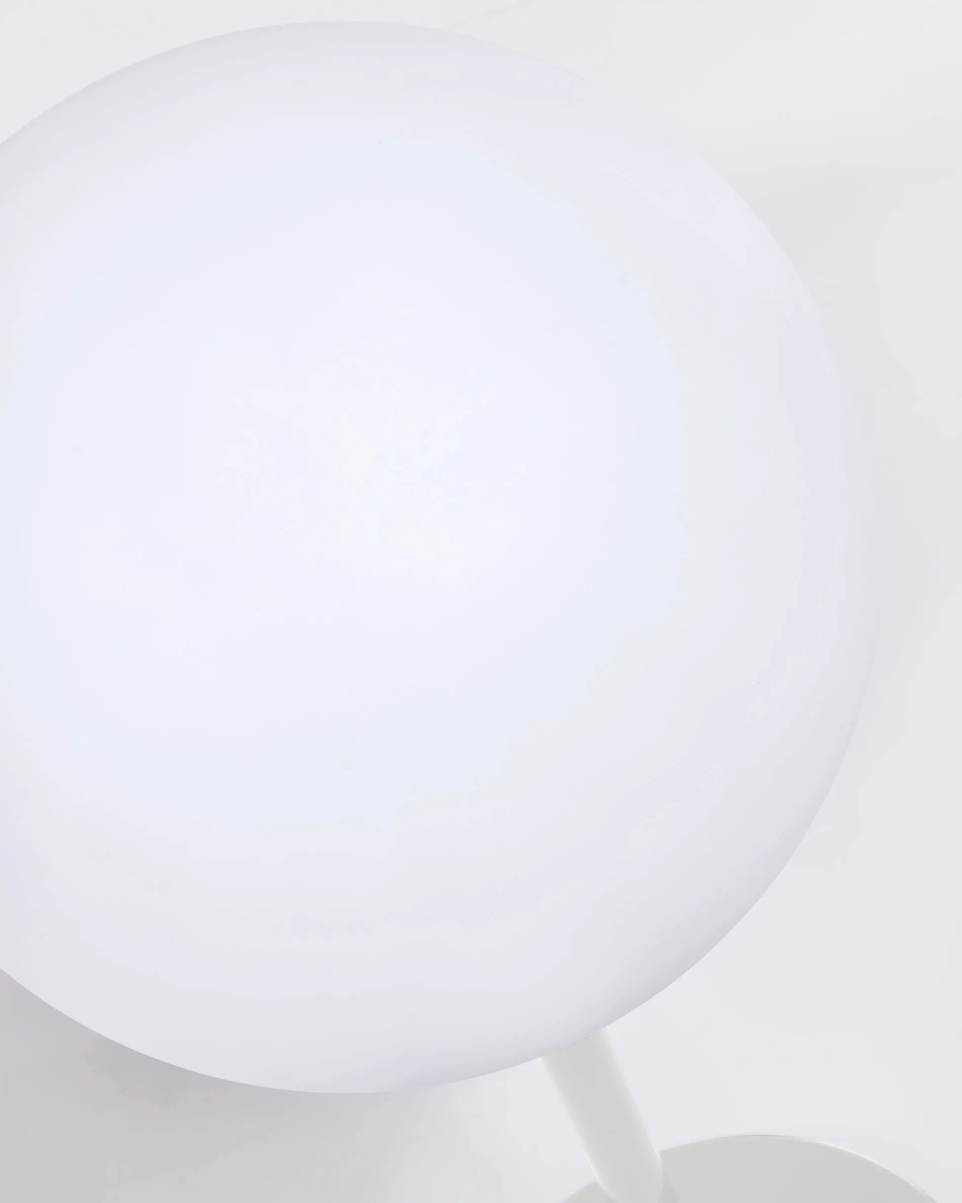 Elegante, tragbare Outdoor-Lampe aus weißem Stahl, wetterfest und ideal für stilvolle Außenbereiche.