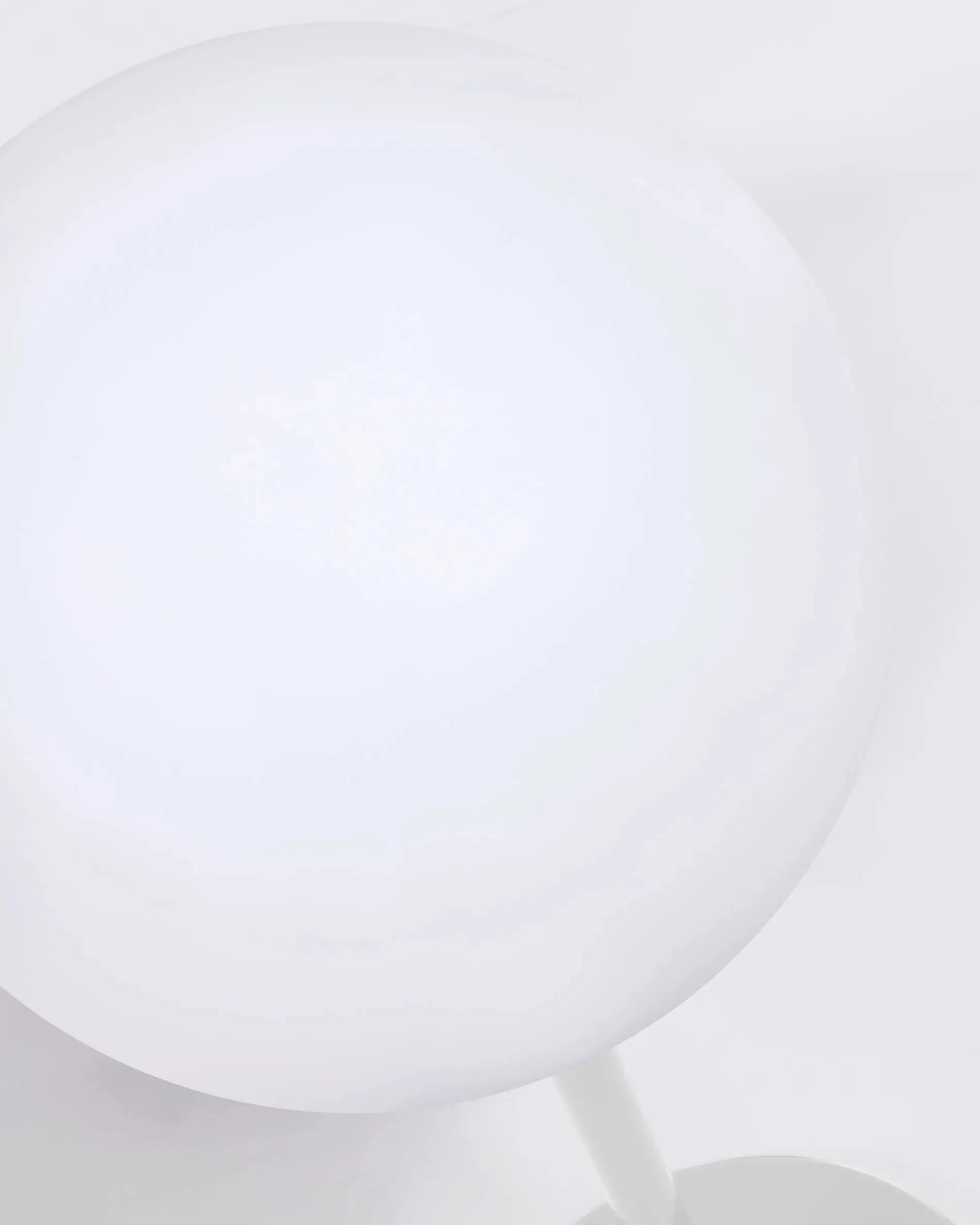 Stilvolle Outdoor-Tischlampe Dinesh aus weißem Stahl von Kave Home, perfekt für moderne Außenbereiche.