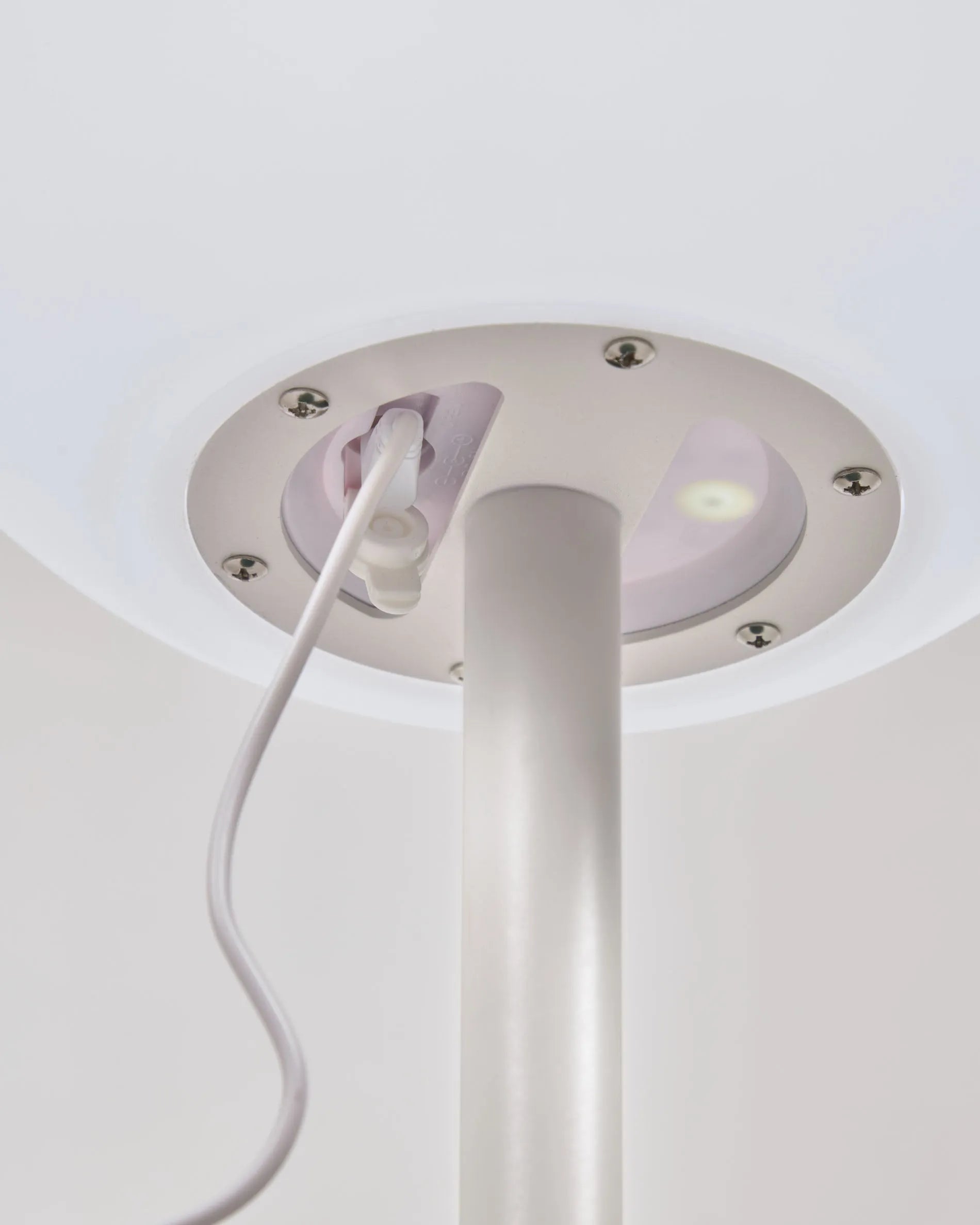 Elegante, tragbare Outdoor-Lampe aus weißem Stahl, wetterfest und ideal für stilvolle Außenbereiche.