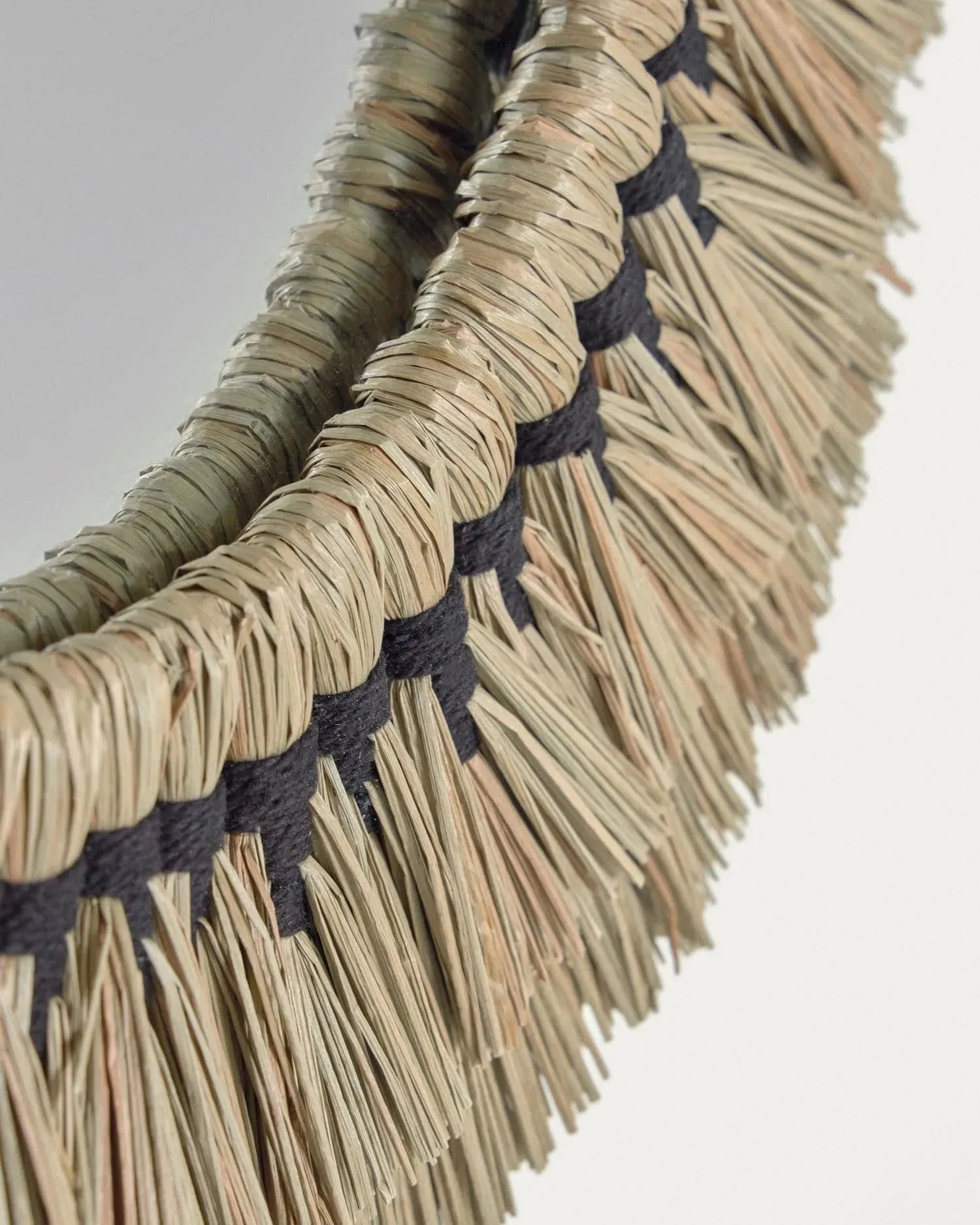 Akila Rundspiegel 60 cm, gefertigt aus beigen Naturfasern und schwarzer Baumwollkordel, elegant und umweltfreundlich von Kave Home.