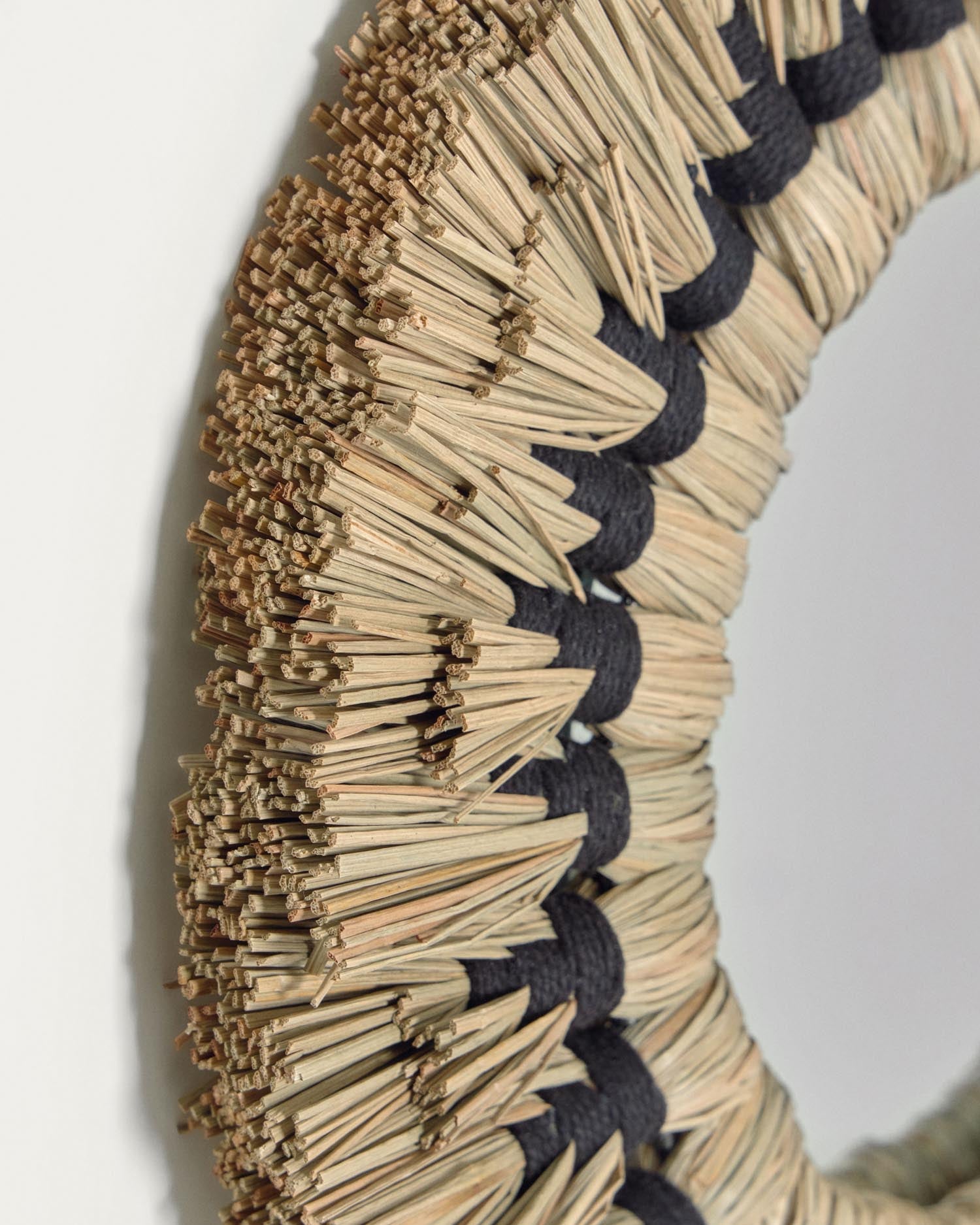 Moderner Akila Rundspiegel, 40 cm, aus grünen Naturfasern und schwarzer Baumwollkordel, stilvoll und nachhaltig.