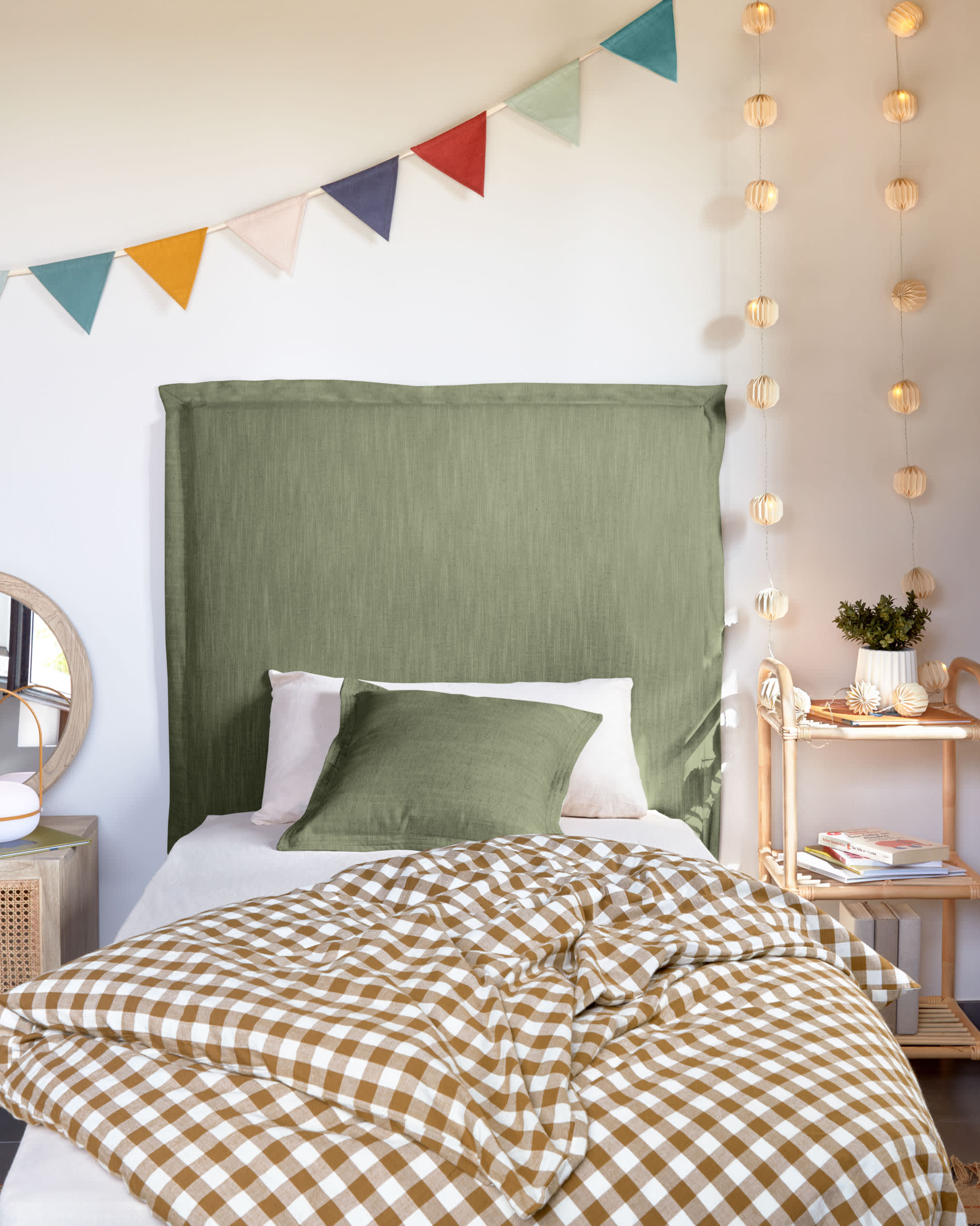 Der Alum Rundspiegel von Kave Home, 50 cm, vereint skandinavisches Design mit hochwertigem Mindi-Holz und verleiht jedem Raum Eleganz und Licht.