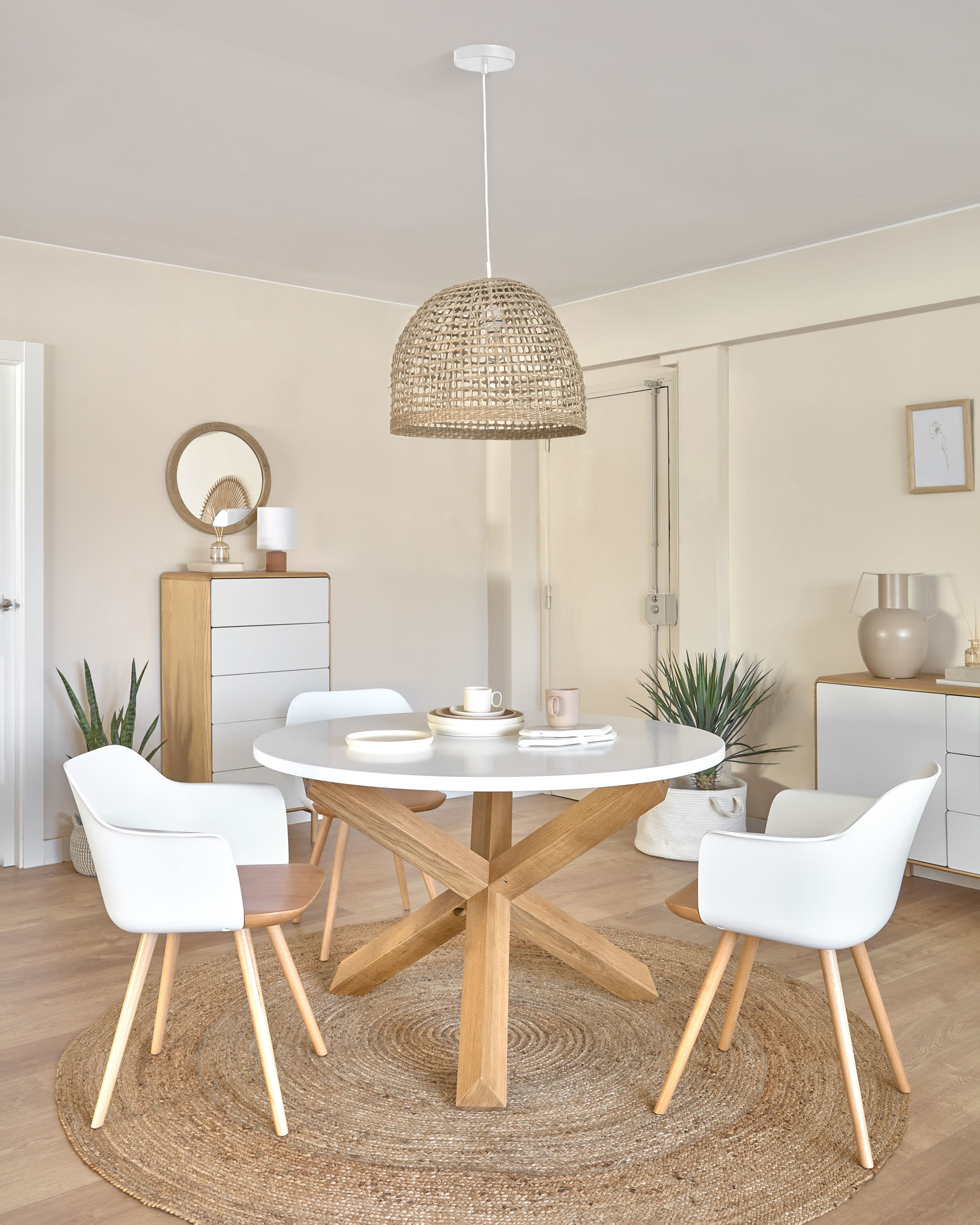 Der Alum Rundspiegel von Kave Home, 50 cm, vereint skandinavische Eleganz und robuste Mindi-Holz-Qualität, ideal für stilvolle Wohnräume.