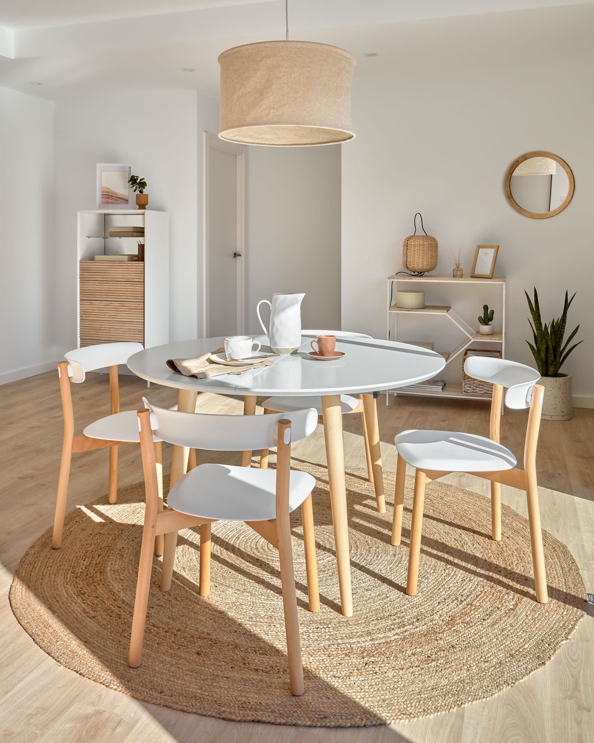 Der Alum Rundspiegel von Kave Home, 50 cm, aus robustem Mindi-Holz, vereint stilvolle Ästhetik und praktische Nutzung für Ihr Zuhause.