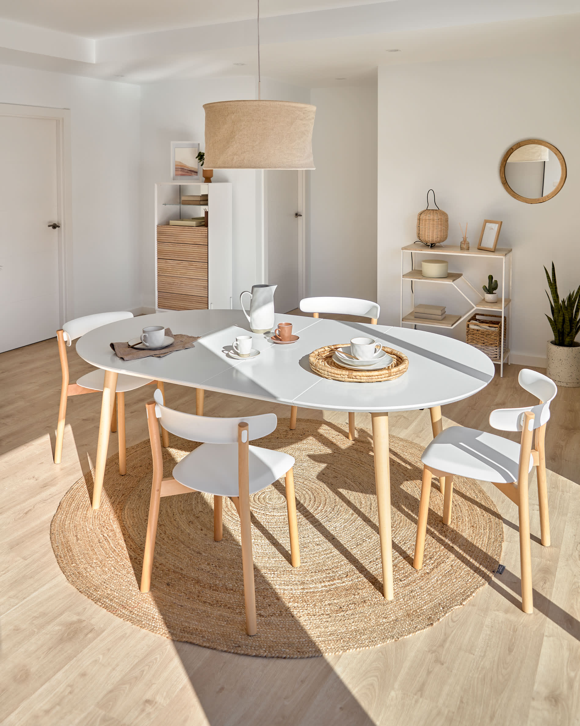Der 50 cm große Alum Rundspiegel von Kave Home aus massivem Mindi-Holz bringt skandinavischen Charme und Funktionalität in jeden Raum.