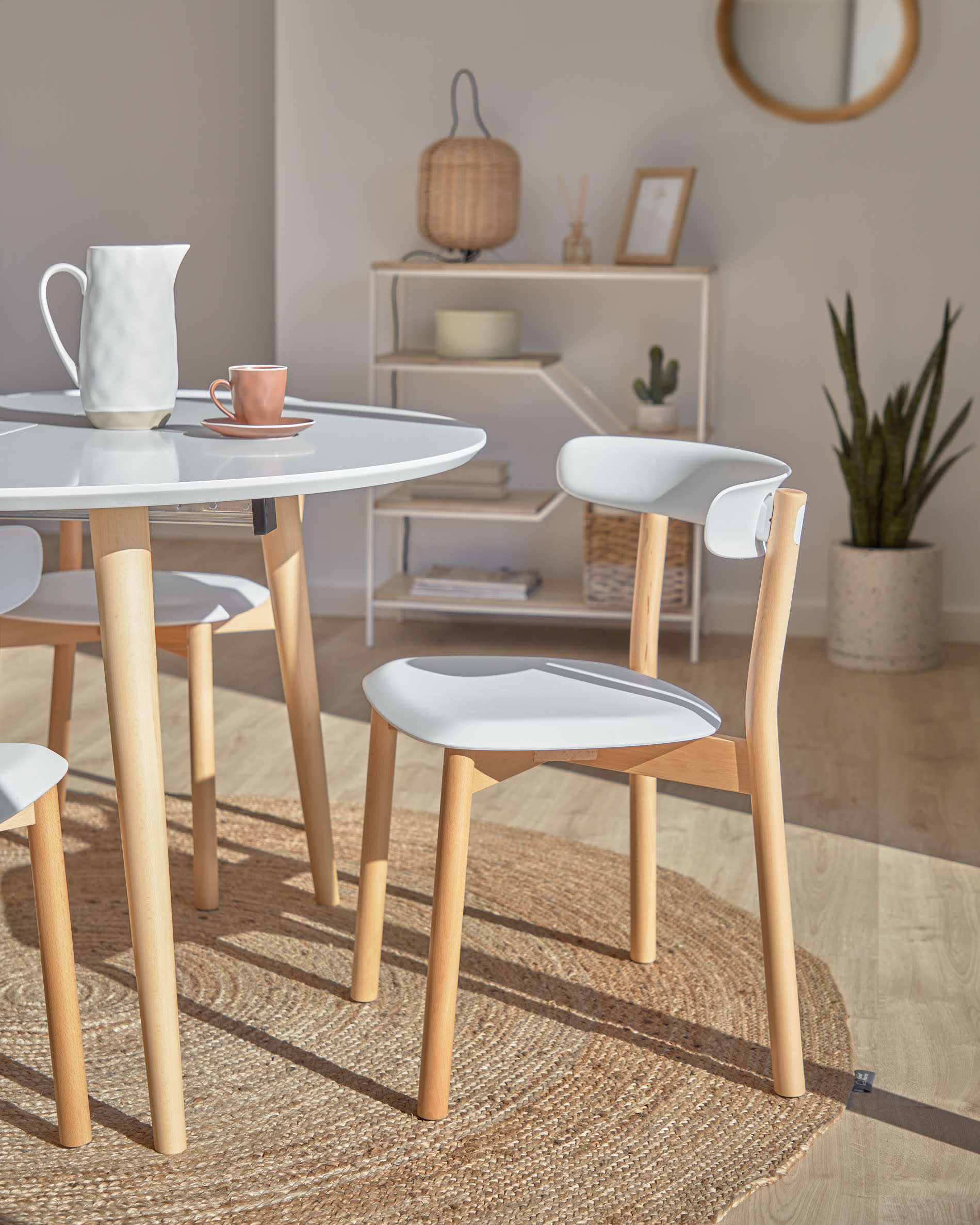 Der Alum Rundspiegel von Kave Home, 50 cm, vereint elegantes Design aus Mindi-Holz mit klarer Reflexion und natürlicher Ästhetik.