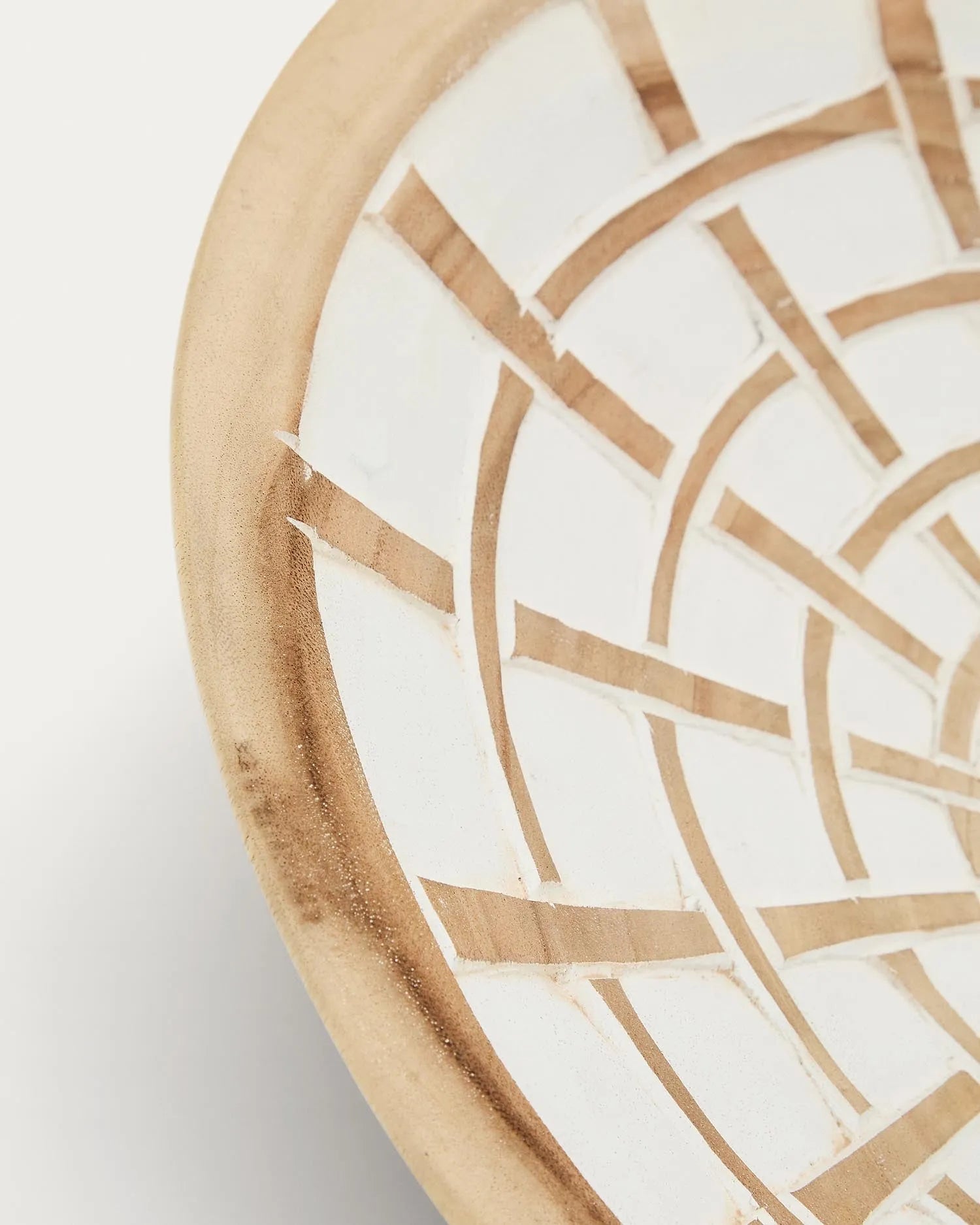 Die Mely Wanddeko aus Munggur-Holz und Glas vereint natürliche Eleganz mit modernem Design, ideal für stilvolle Akzente.