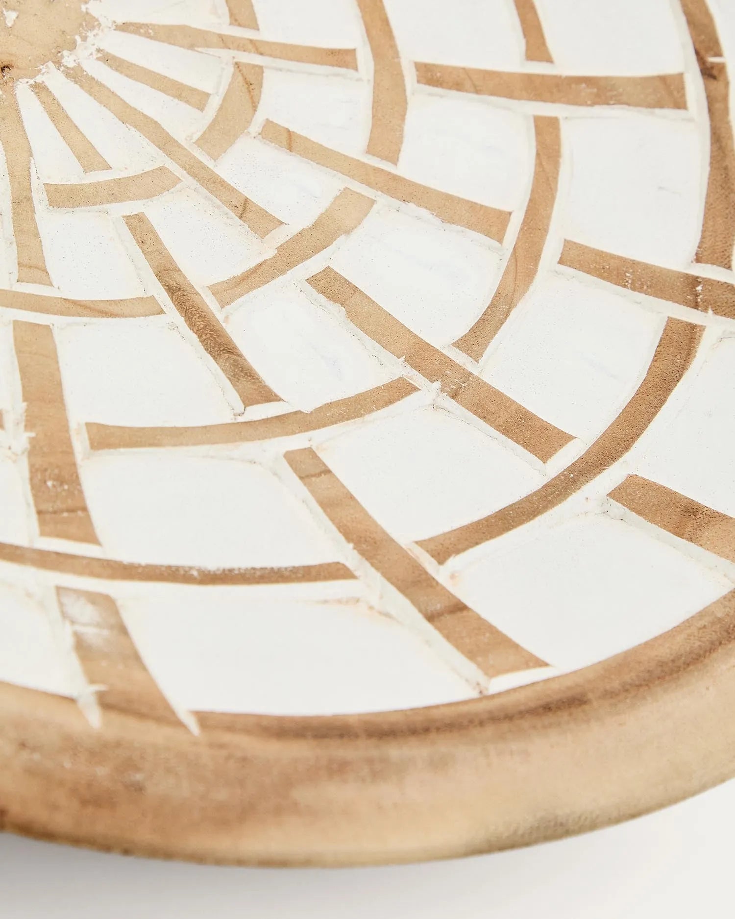 Die Mely Wanddeko aus Munggur-Holz und Glas vereint natürliche Eleganz mit modernem Design, ideal für stilvolle Akzente.