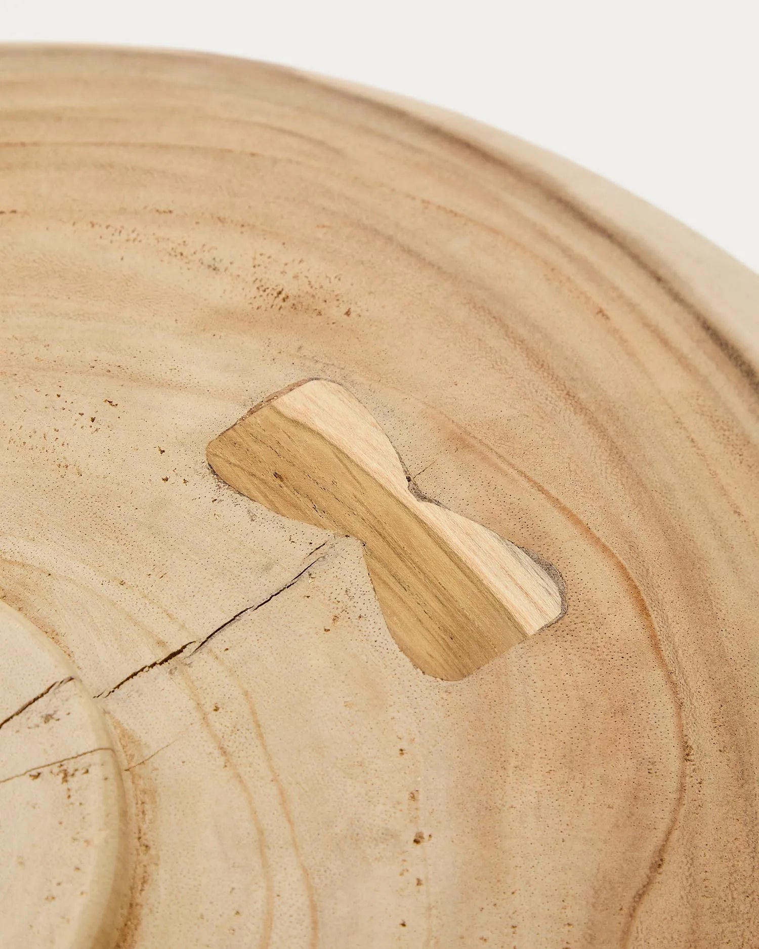 Die Mely Wanddeko aus Munggur-Holz und Glas vereint natürliche Eleganz mit modernem Design, ideal für stilvolle Akzente.