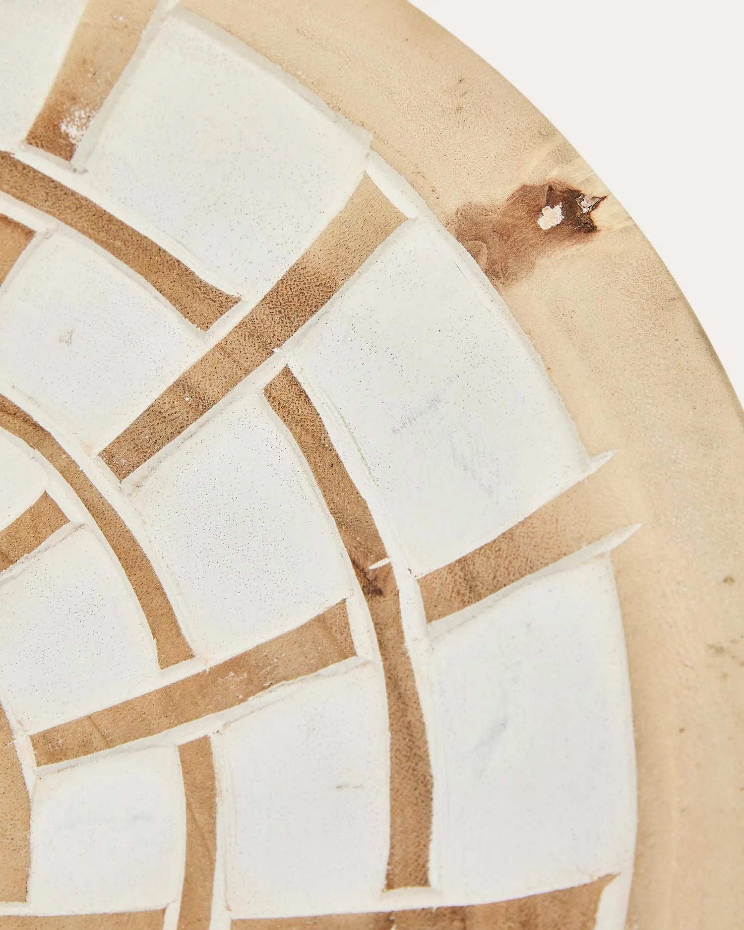 Die Mely Wanddeko aus Munggur-Holz und Glas vereint natürliche Eleganz mit modernem Design, ideal für stilvolle Akzente.