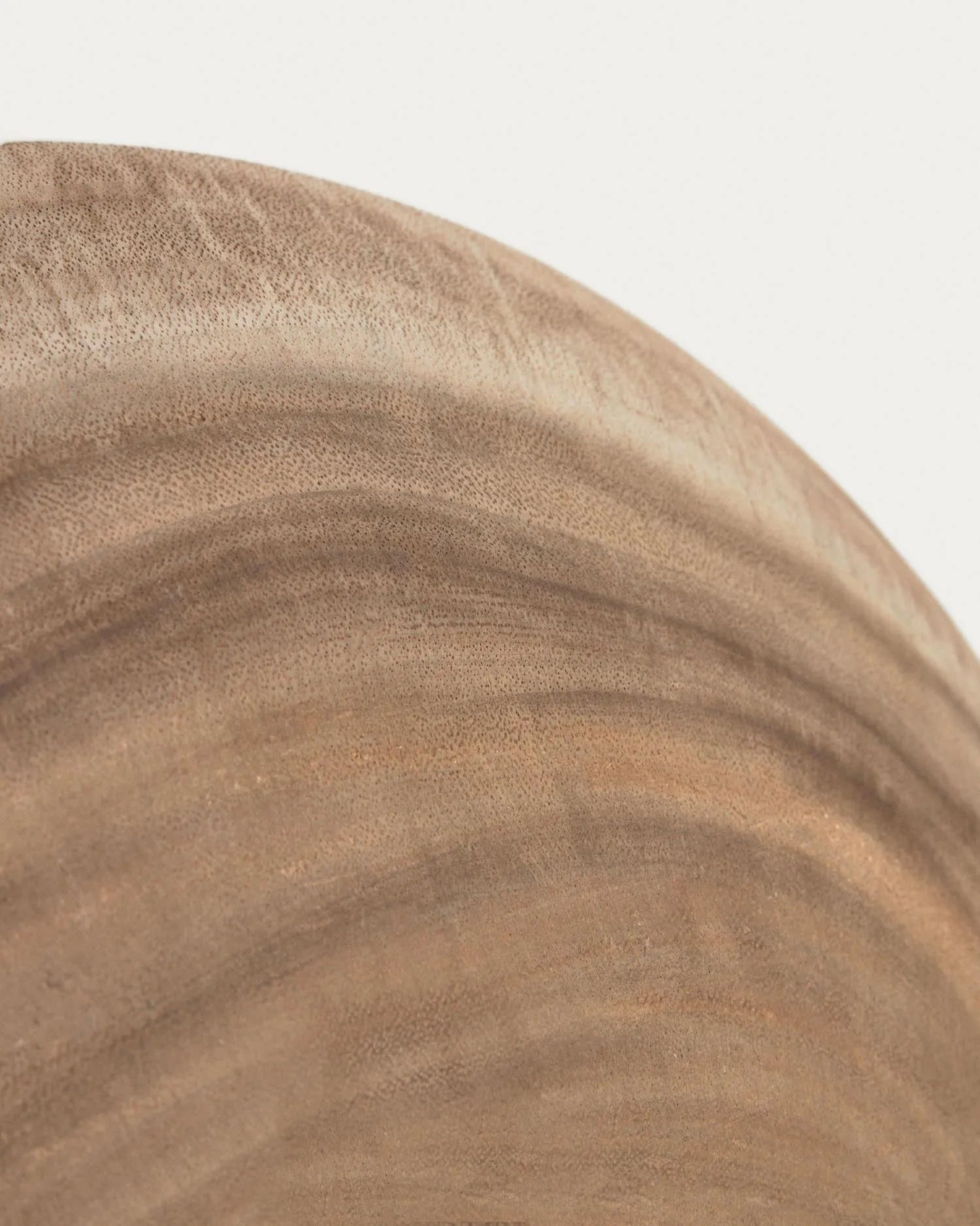 Die Melya Wanddeko aus Munggur-Holz vereint natürliche Eleganz und handgefertigte Kunst in einem einzigartigen Design.