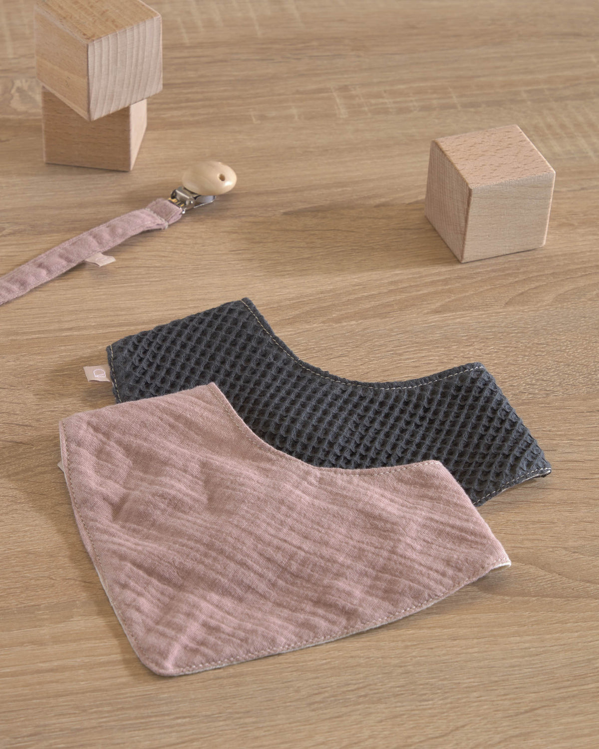 Marinet Bandanas, 2er Set, 100% Bio-Baumwolle, rosa und blau in Mehrfarbig präsentiert im Onlineshop von KAQTU Design AG. Geschirr Kids ist von Kave Home