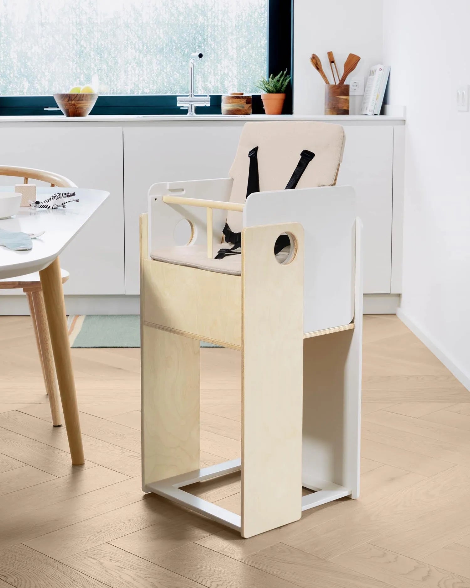 Das Nuun Hochstuhl Kissen von Kave Home bietet Komfort und Schutz aus 100% GOTS-zertifizierter Bio-Baumwolle in natürlichem Design.
