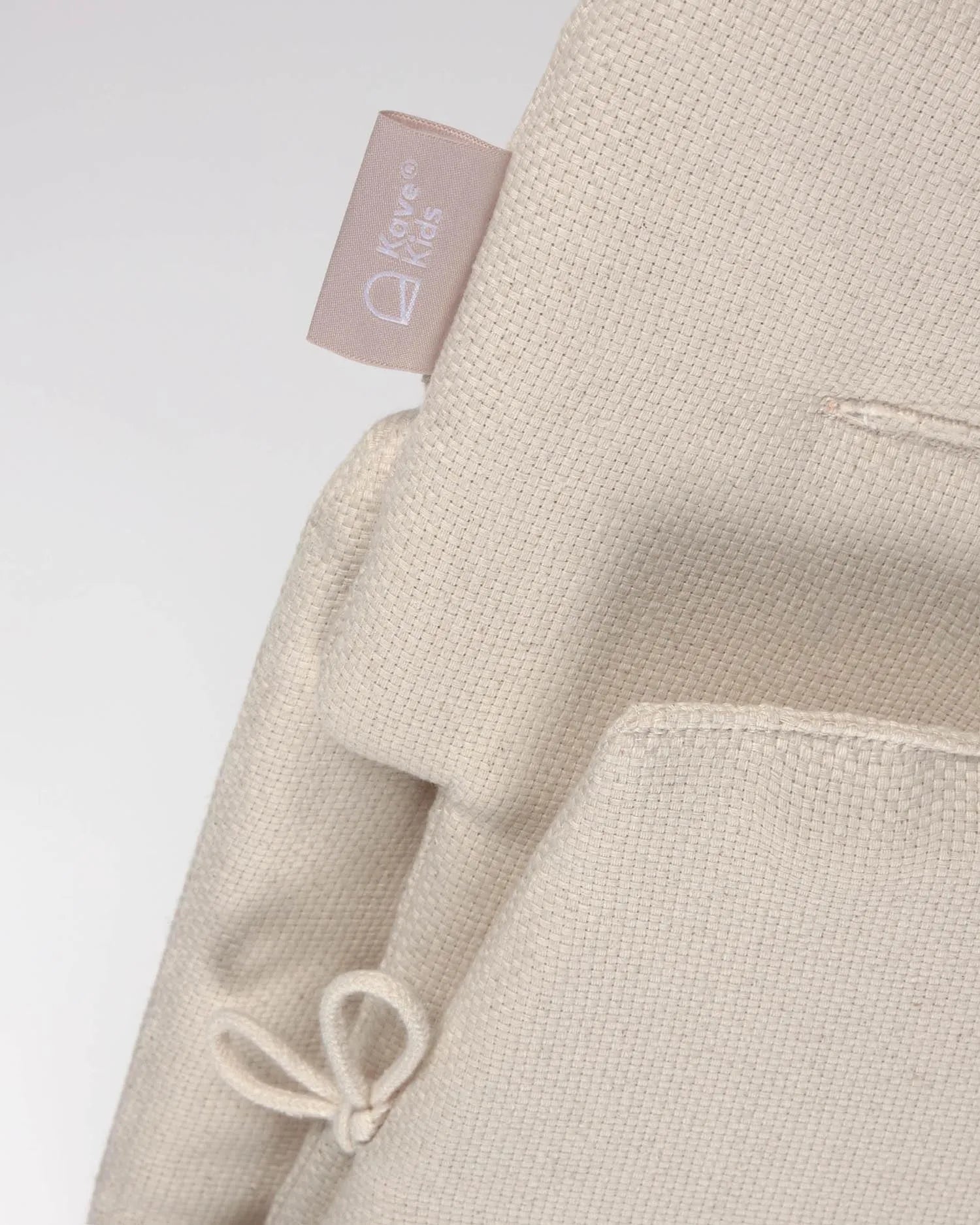 Das Nuun Hochstuhl Kissen von Kave Home bietet Komfort und Schutz aus 100% GOTS-zertifizierter Bio-Baumwolle in natürlichem Design.