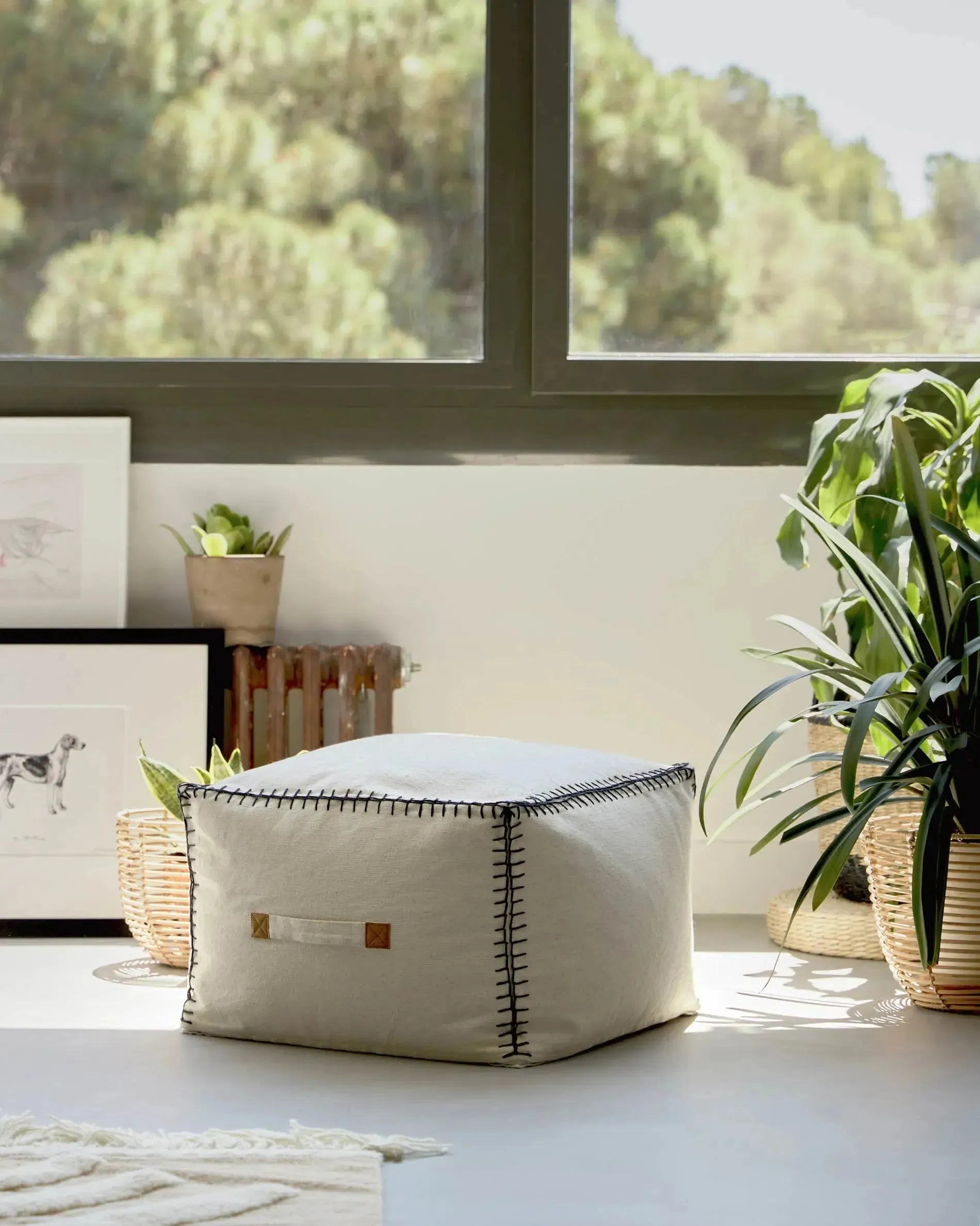 Der Anahi Pouf von Kave Home: Ein stilvolles, handgesticktes Baumwoll-Accessoire, das Komfort und Nachhaltigkeit vereint.