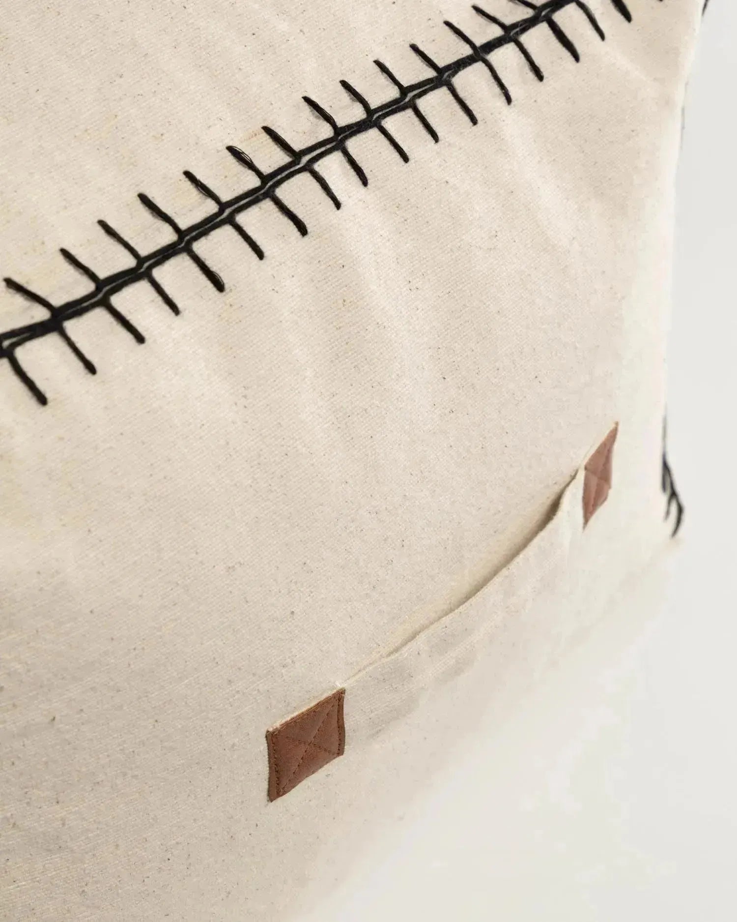 Der Anahi Pouf von Kave Home ist ein eleganter, runder Hocker, gefertigt aus edlen Materialien, perfekt für zeitgemäßes Interieur.