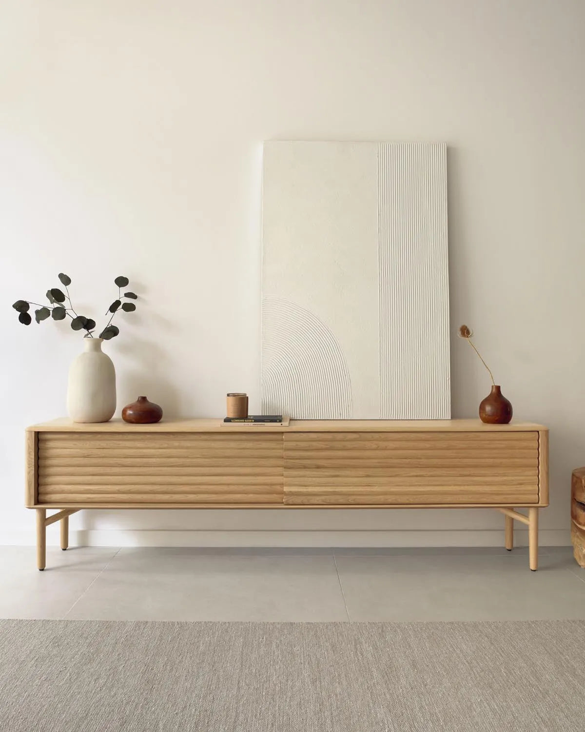 Elegantes Adelta Bild 80x110 cm: Weiße Linien von Kave Home.