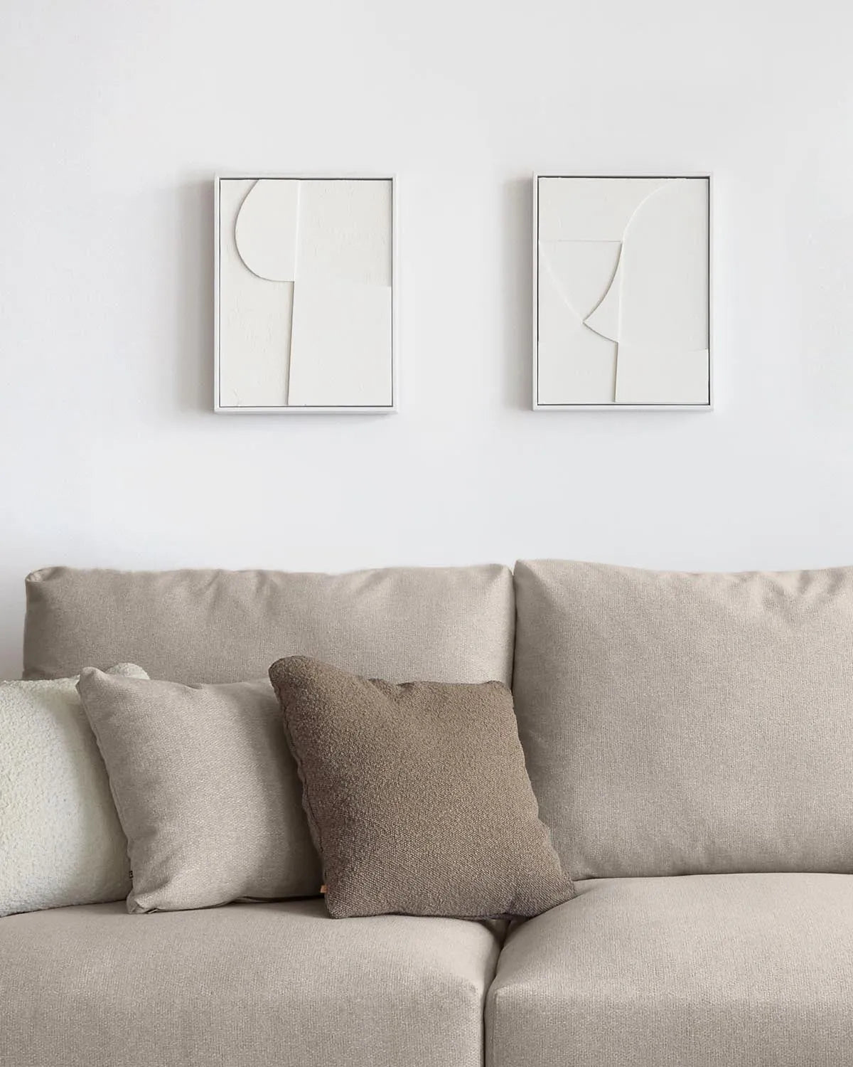 Elegantes Beija Set: Zwei weiße Kunstwerke, 32x42 cm, von Kave Home.