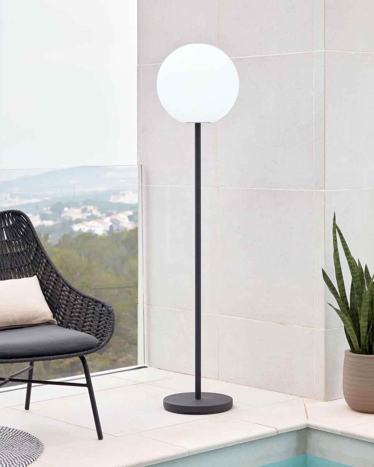 Moderne Dinesh Stehlampe aus schwarzem Stahl von Kave Home.