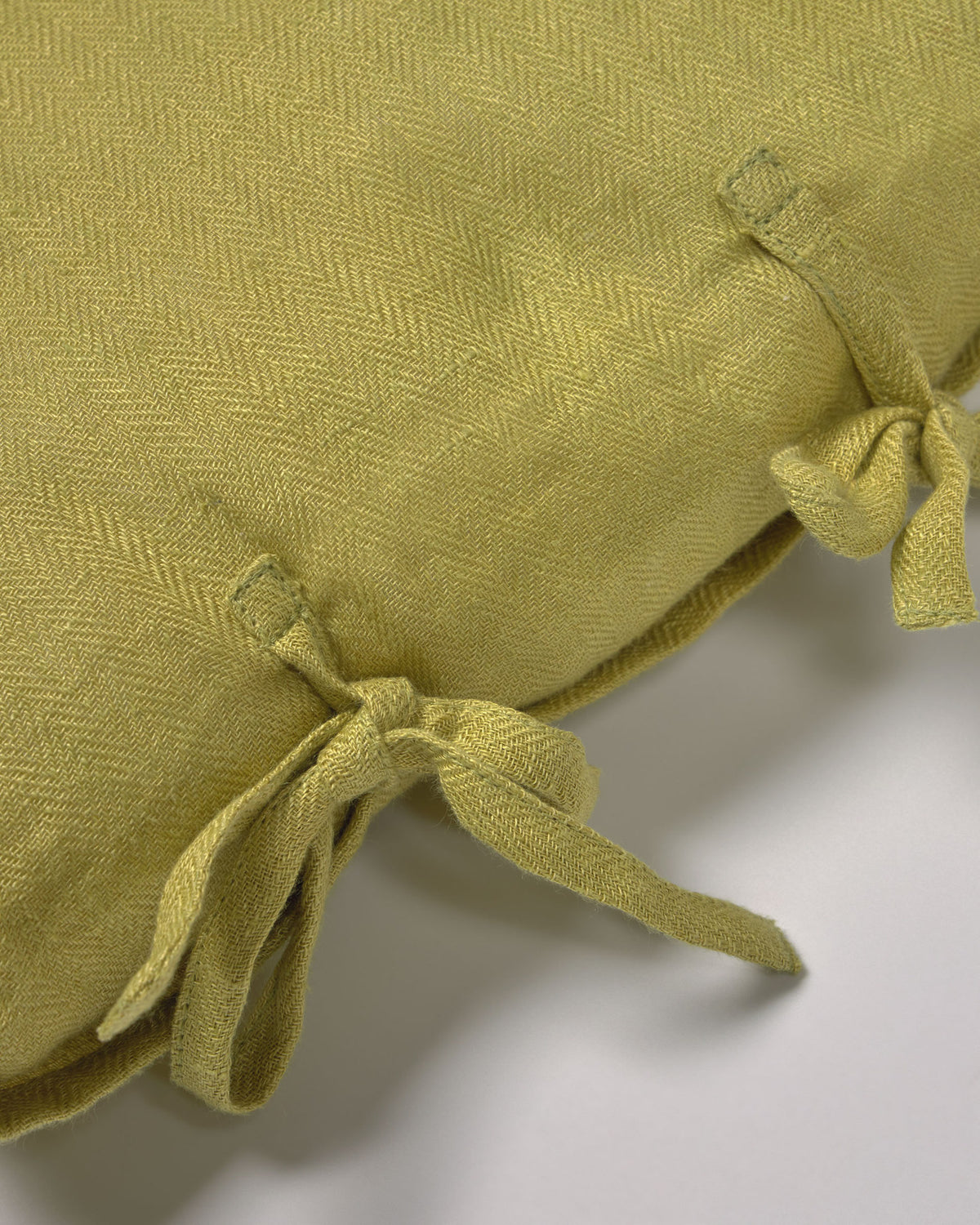 Tazu Kissenbezug 100% Leinen in grün 30 x 50 cm in  präsentiert im Onlineshop von KAQTU Design AG. Deko Kissenbezug ist von Kave Home