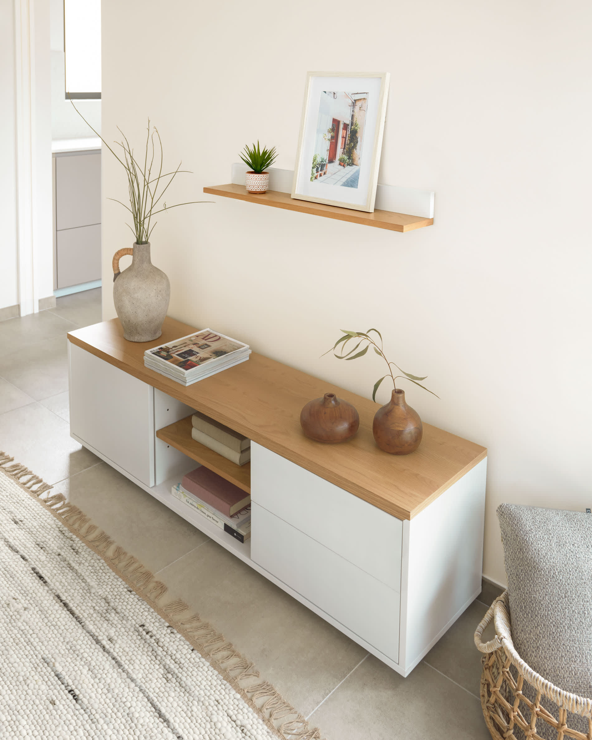 Abilen Wandregal, 80x15 cm, aus weiß lackiertem Eichenfurnier, FSC-zertifiziert, von Kave Home – stilvoll und nachhaltig.