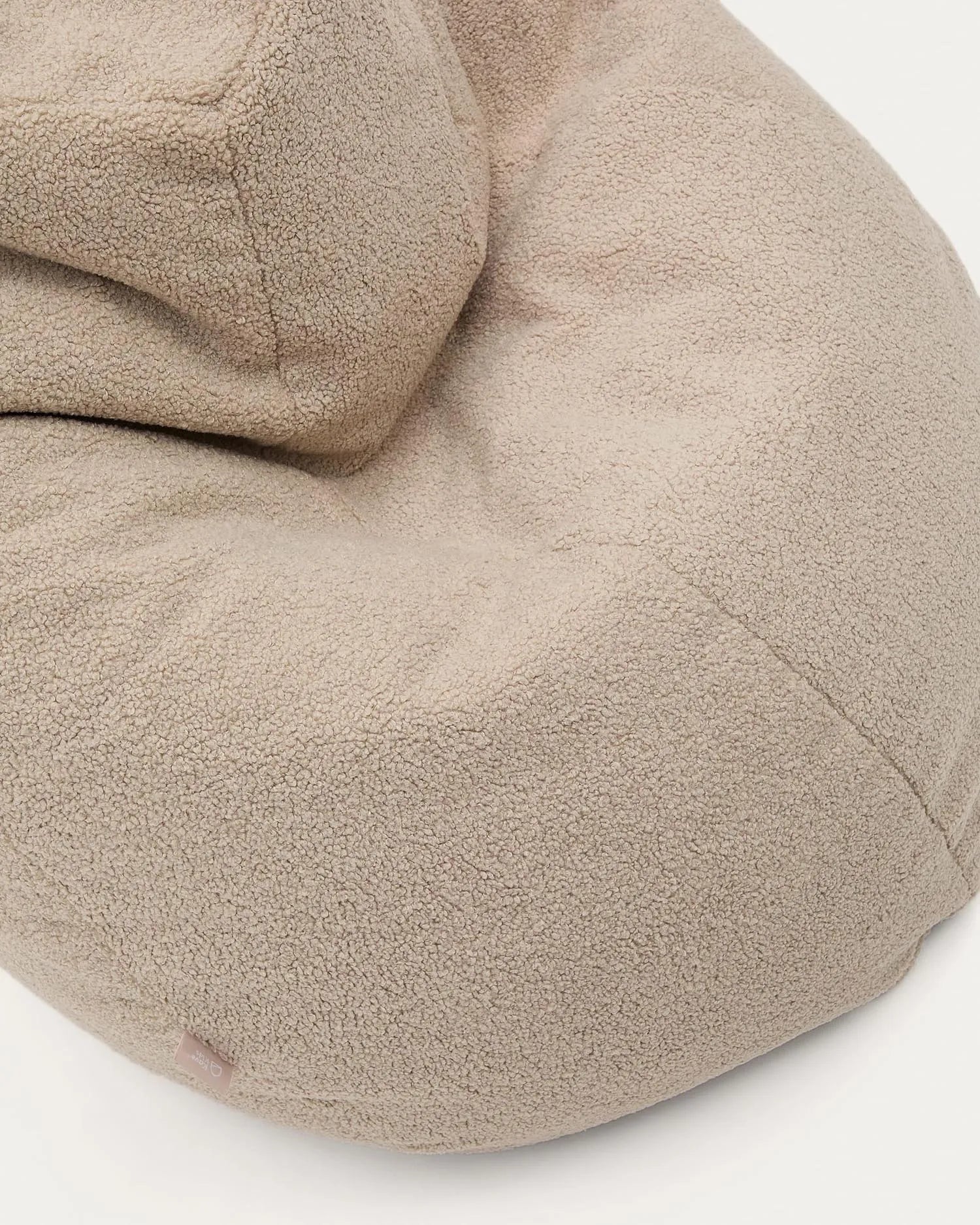 Der Sitzsack Vicka in Bouclé beige (Ø 70 cm) von Kave Home bietet stilvollen Komfort und modernes Design für Ihr Zuhause.