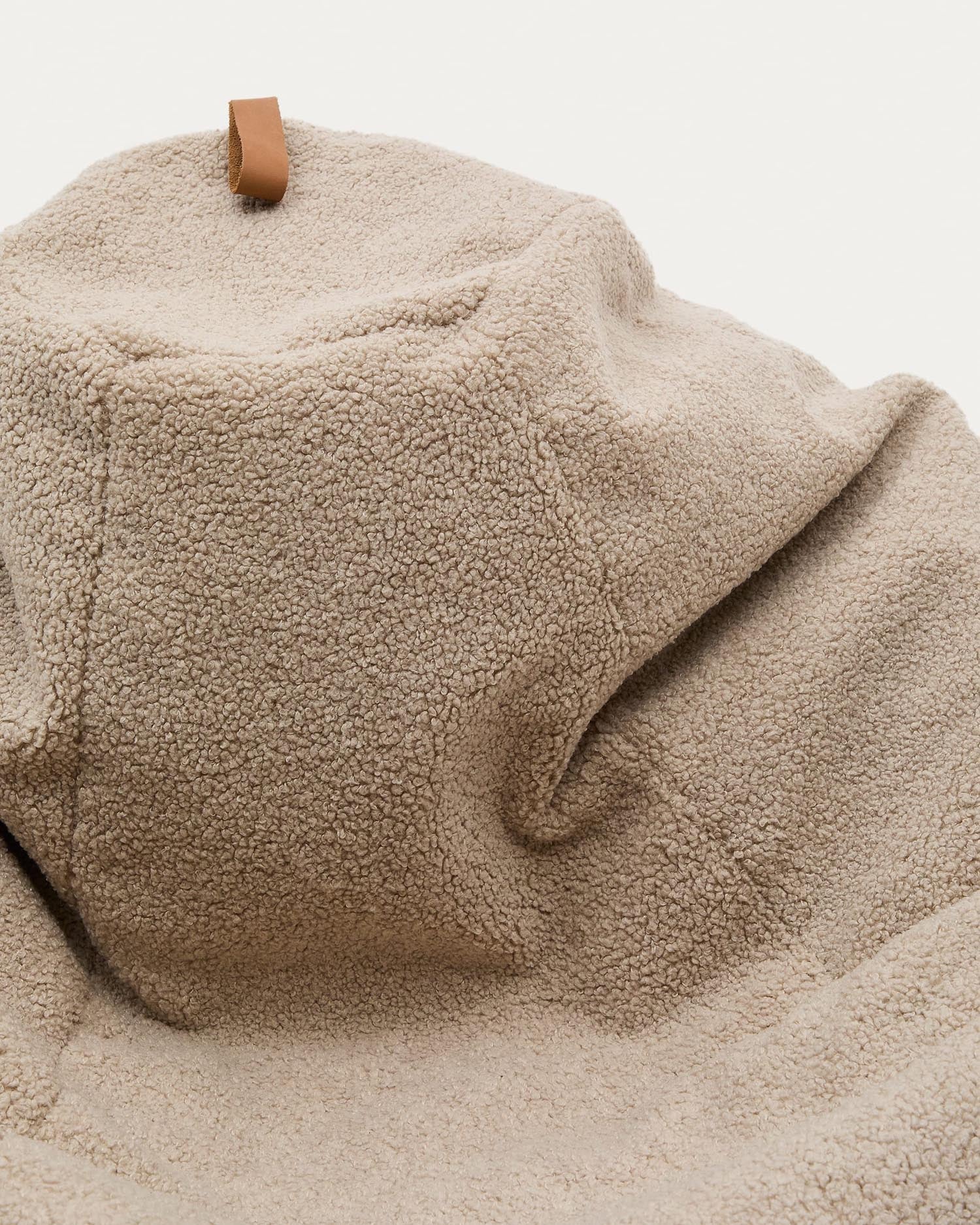 Gemütlicher Sitzsack Vicka aus beigem Bouclé-Stoff, Ø 70 cm, von Kave Home. Ideal für modernes und komfortables Wohnen.