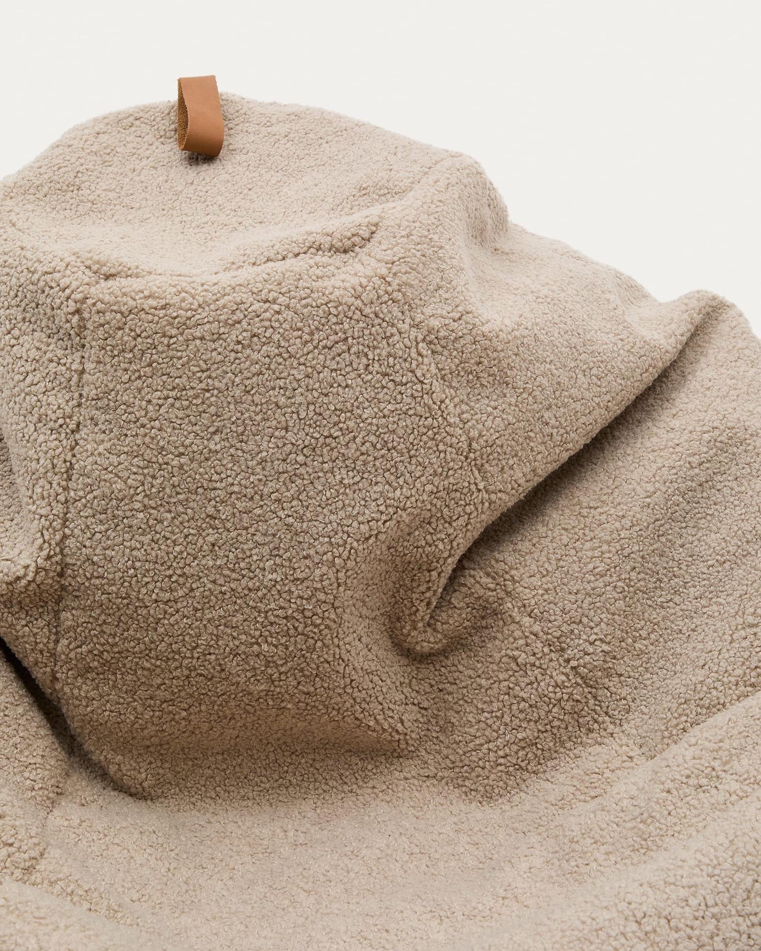 Eleganter Sitzsack Vicka Bouclé in Beige, Ø 70 cm. Ideal für Komfort und Stil in jedem Raum. Hochwertiger Bouclé-Stoff für ein luxuriöses Wohngefühl.