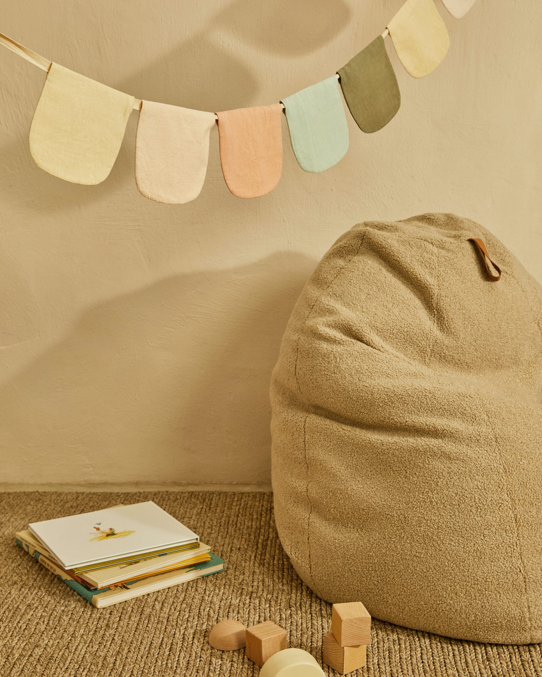 Beiger Bouclé-Sitzsack Vicka von Kave Home, Ø 70 cm, bietet stilvollen Komfort und modernes Design für Ihr Zuhause.
