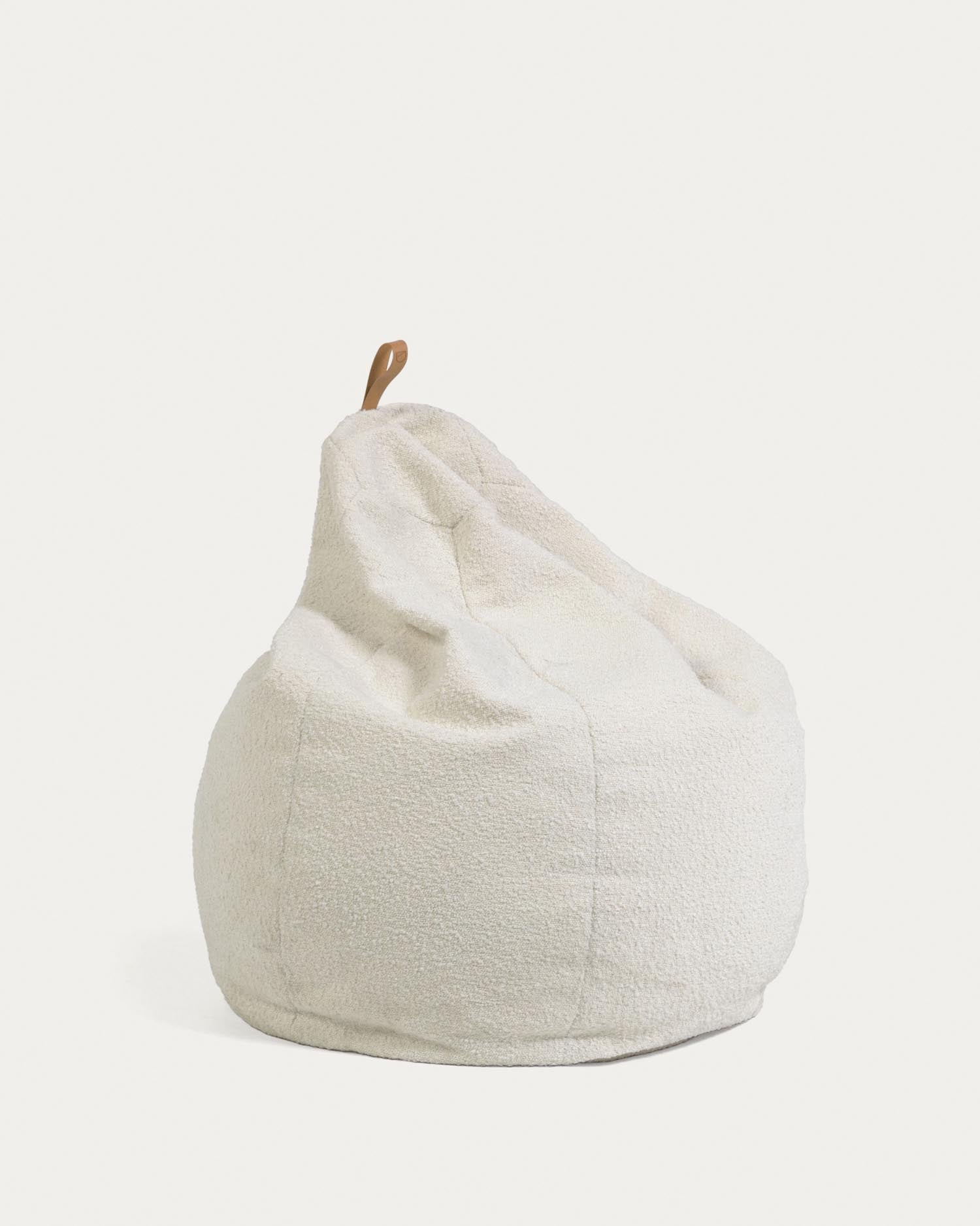 Der Pouf Vicka Bouclé Ø 70 cm von Kave Home vereint Komfort und Stil mit weichem Bouclé-Stoff, ideal als Sitz oder Fußstütze.