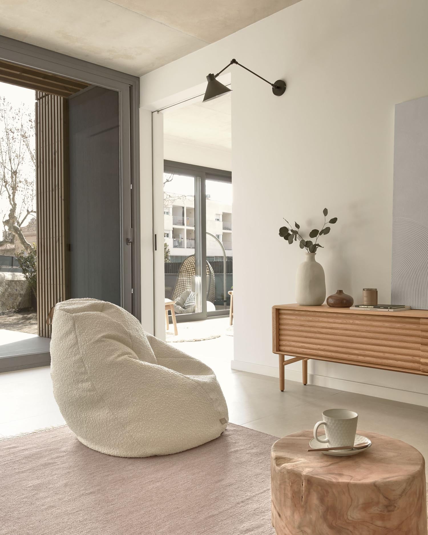 Der Pouf Vicka Bouclé Ø 70 cm von Kave Home vereint Komfort und Stil mit seinem weichen, strapazierfähigen Bouclé-Stoff.