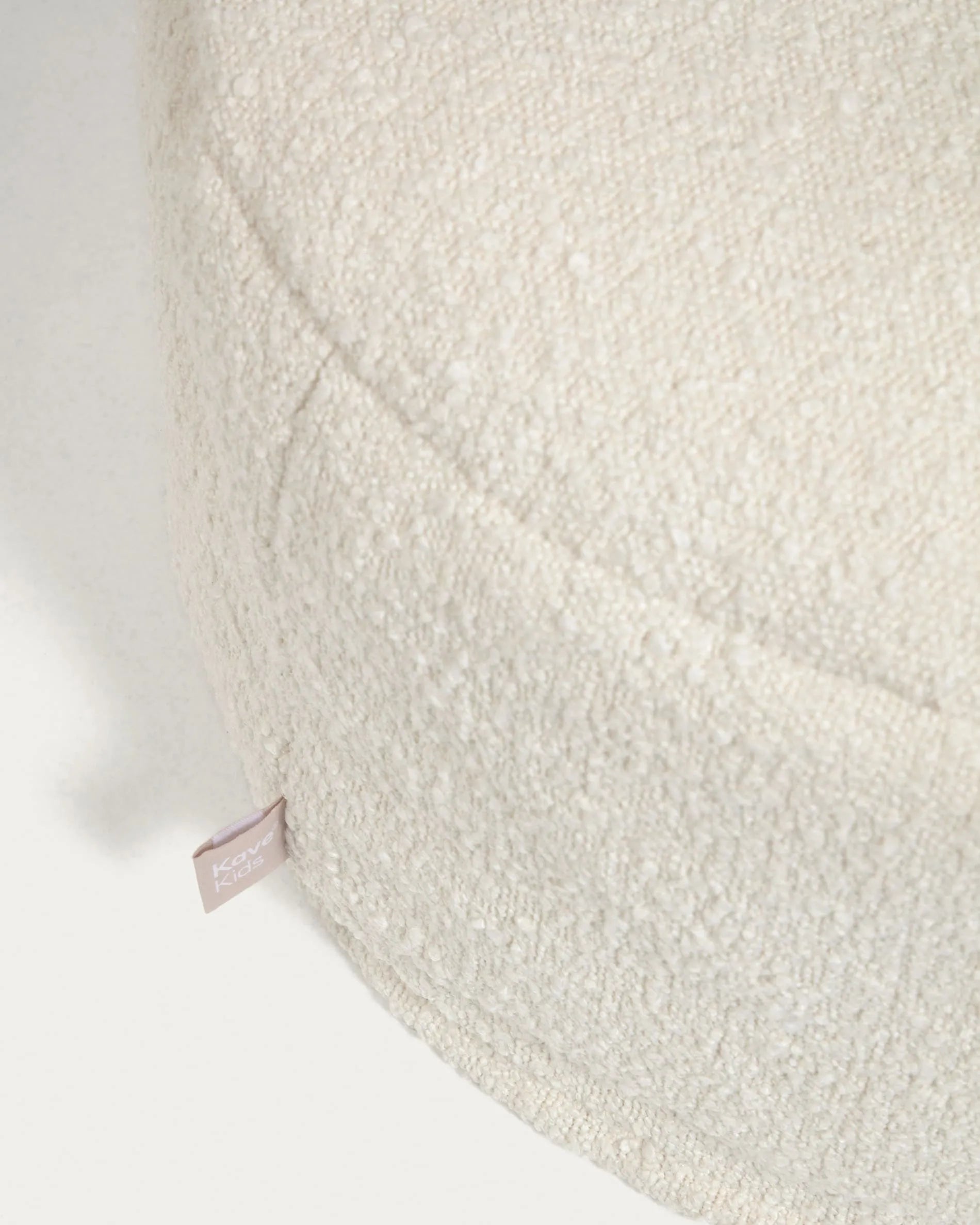 Eleganter weißer Bouclé-Pouf, Ø 50 cm, vielseitig als Sitz, Fußstütze oder Tisch, langlebig und stilvoll für jedes Zuhause.