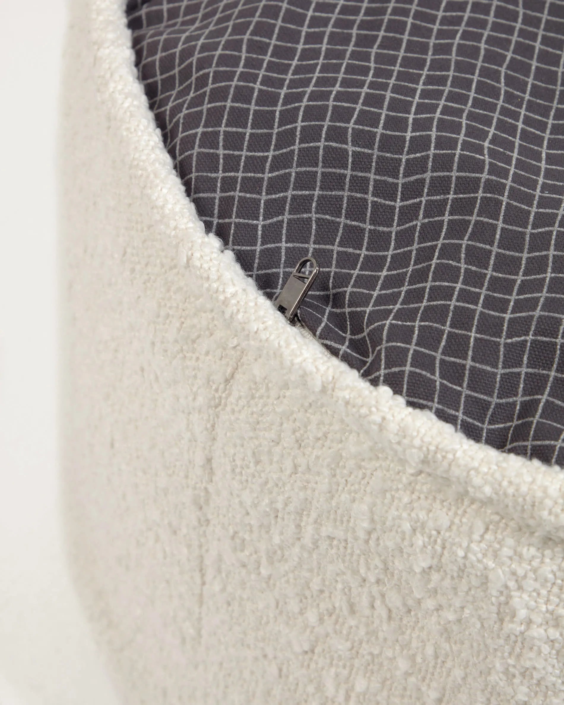 Eleganter weißer Bouclé-Pouf, Ø 50 cm, vielseitig als Sitz, Fußstütze oder Tisch, langlebig und stilvoll für jedes Zuhause.