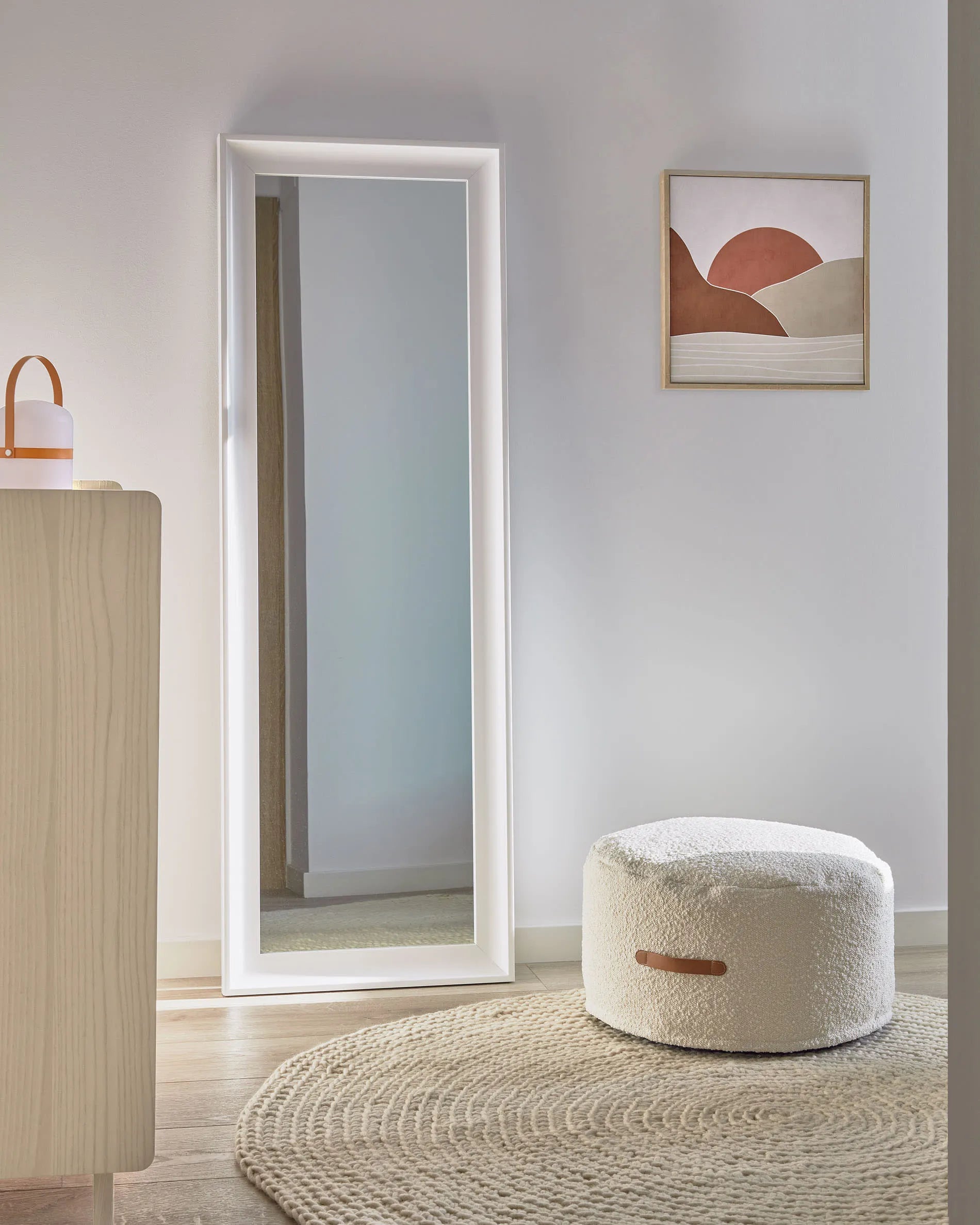 Eleganter weißer Bouclé-Pouf, Ø 50 cm, vielseitig als Sitz, Fußstütze oder Tisch, langlebig und stilvoll für jedes Zuhause.