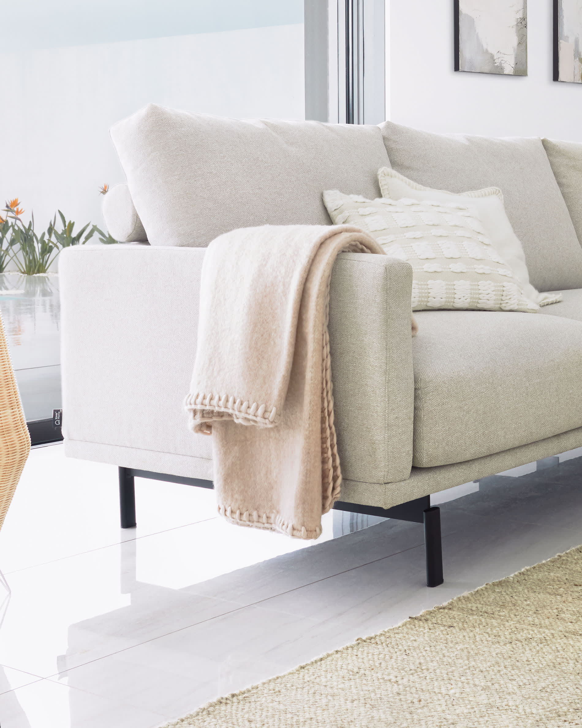 Eleganter Carime Teppich in neutralem Beige (200 x 300 cm) von Kave Home, ideal für gemütliche Wohnräume und vielseitige Einrichtung.