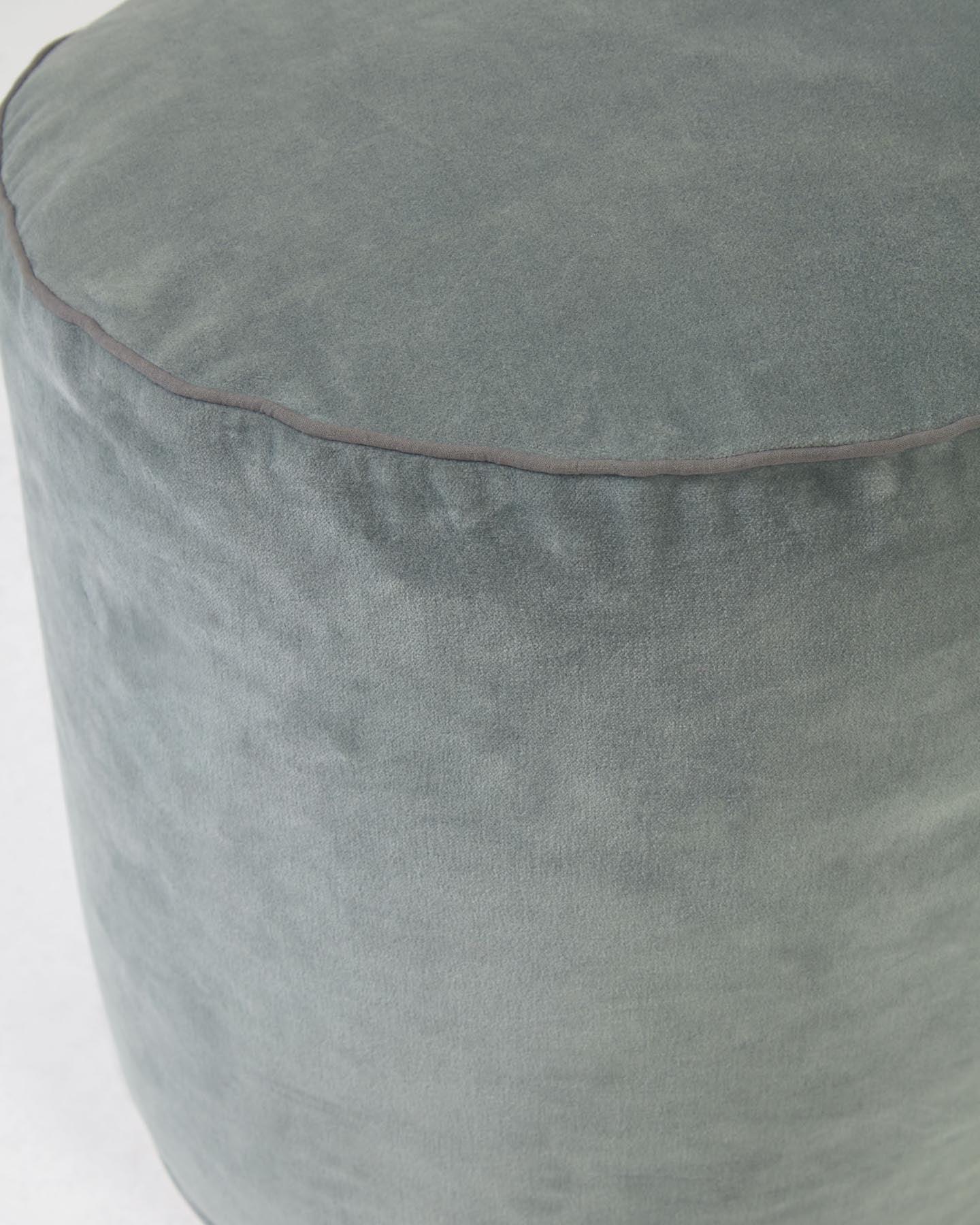Runder Pouf Brunetta aus Samt dunkeltürkis Ø 40 cm in Türkis präsentiert im Onlineshop von KAQTU Design AG. Pouf ist von Kave Home