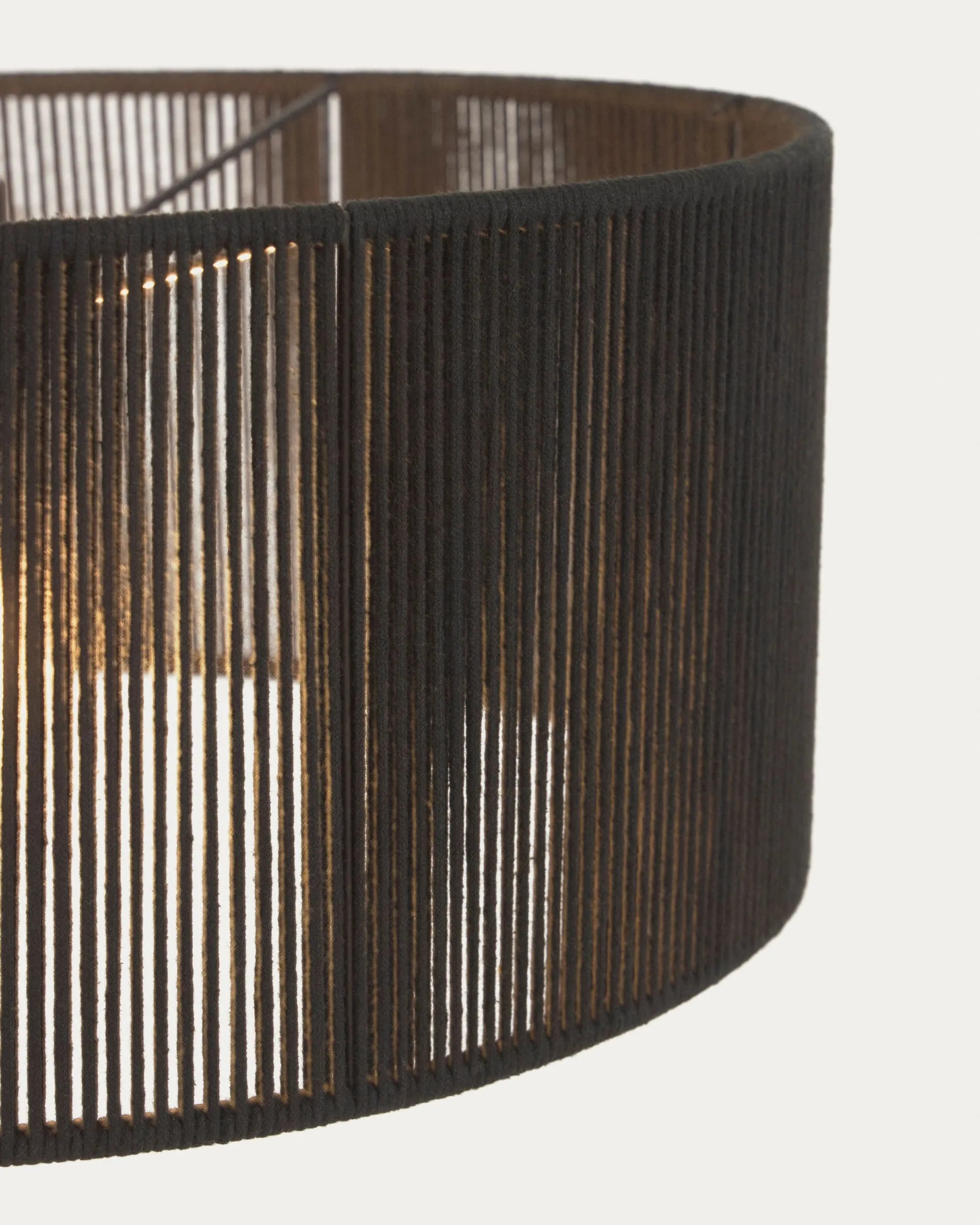 Eleganter, schwarzer Baumwoll-Lampenschirm (Ø 47 cm) von Kave Home, ideal für stilvolle, nachhaltige Raumgestaltung.